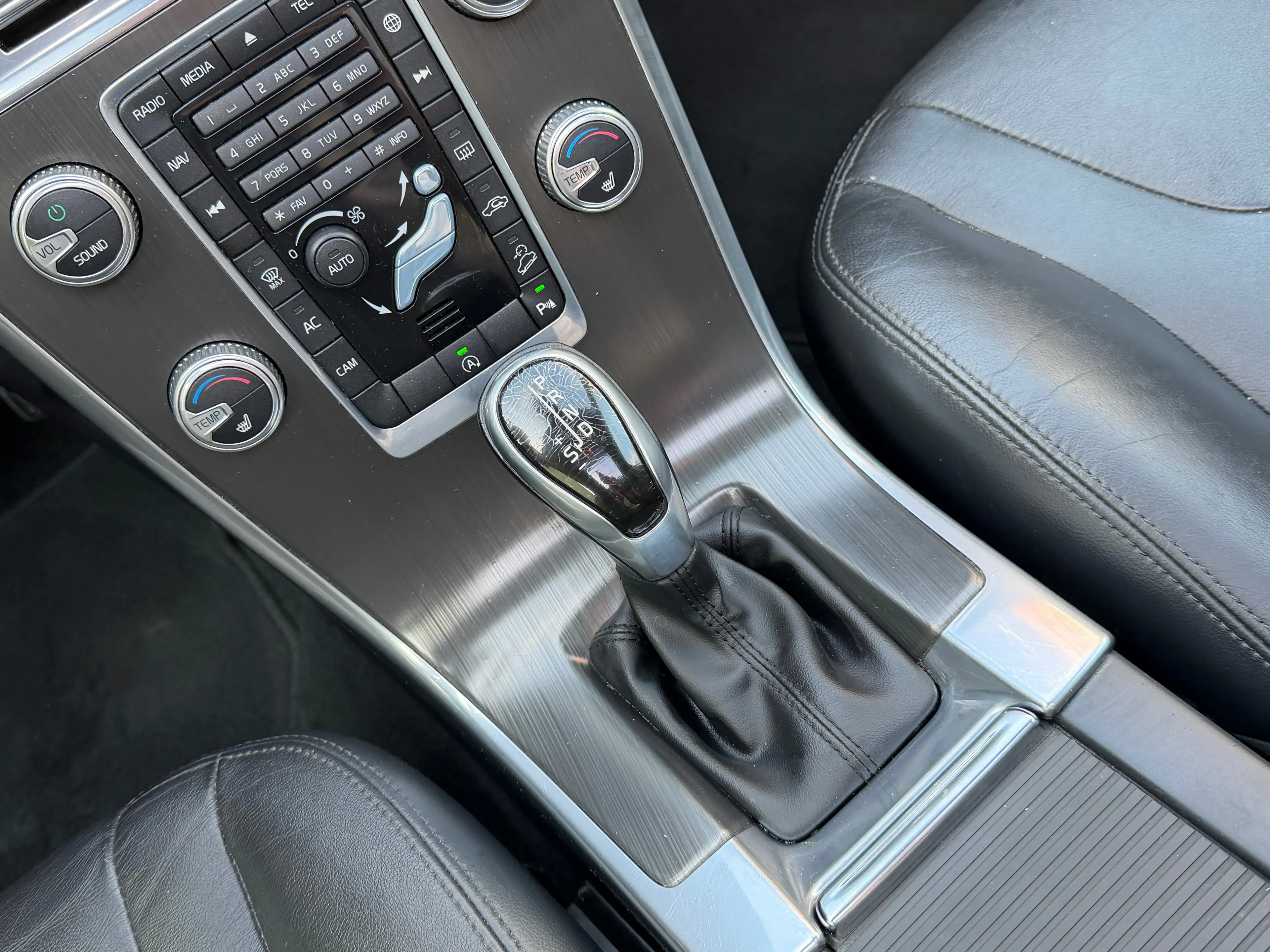 Volvo XC60 2.4 D4 4WD//BAUTO//TOITOUVRANT//NAVI — photo 15