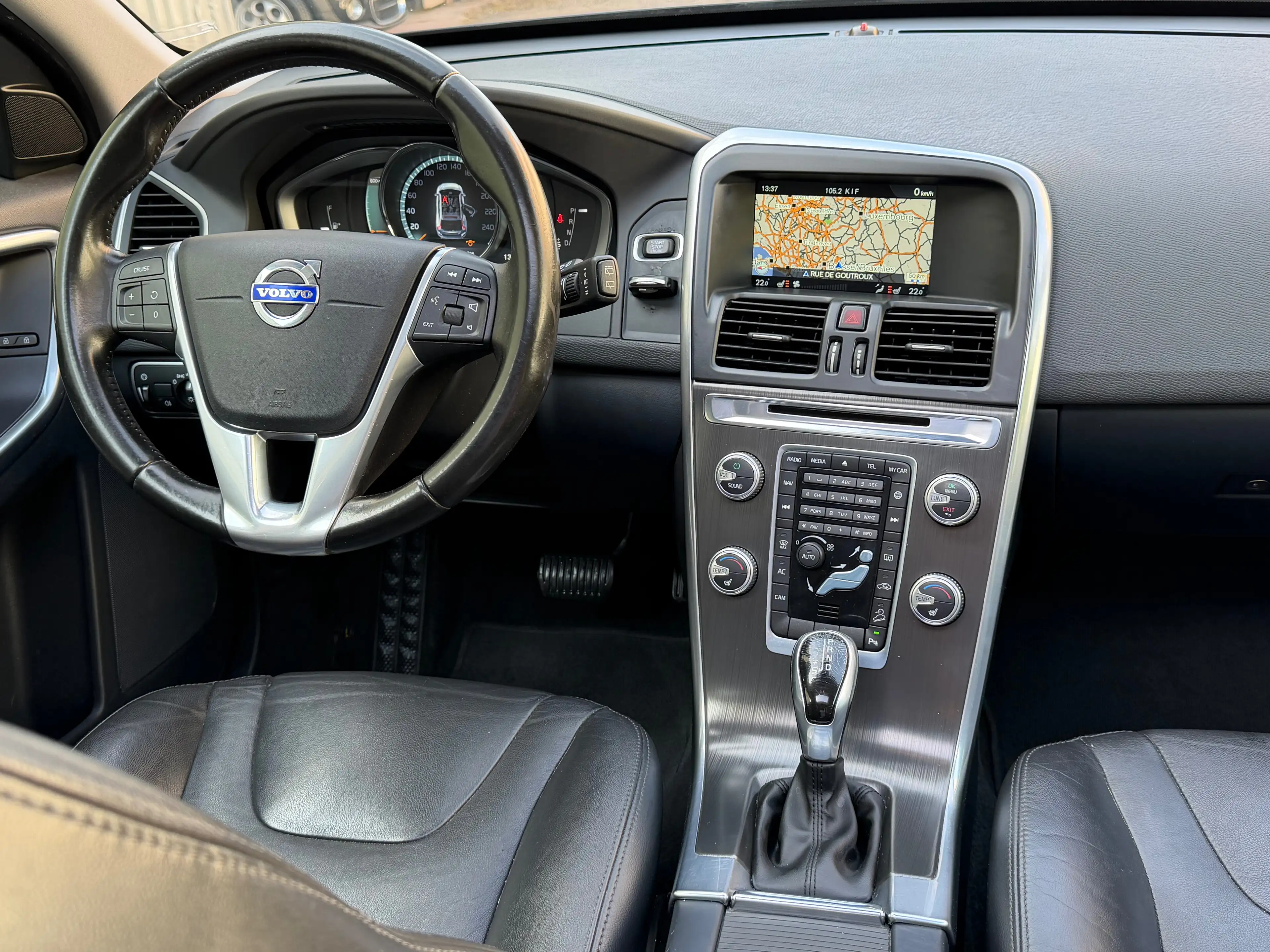 Volvo XC60 2.4 D4 4WD//BAUTO//TOITOUVRANT//NAVI — photo 11