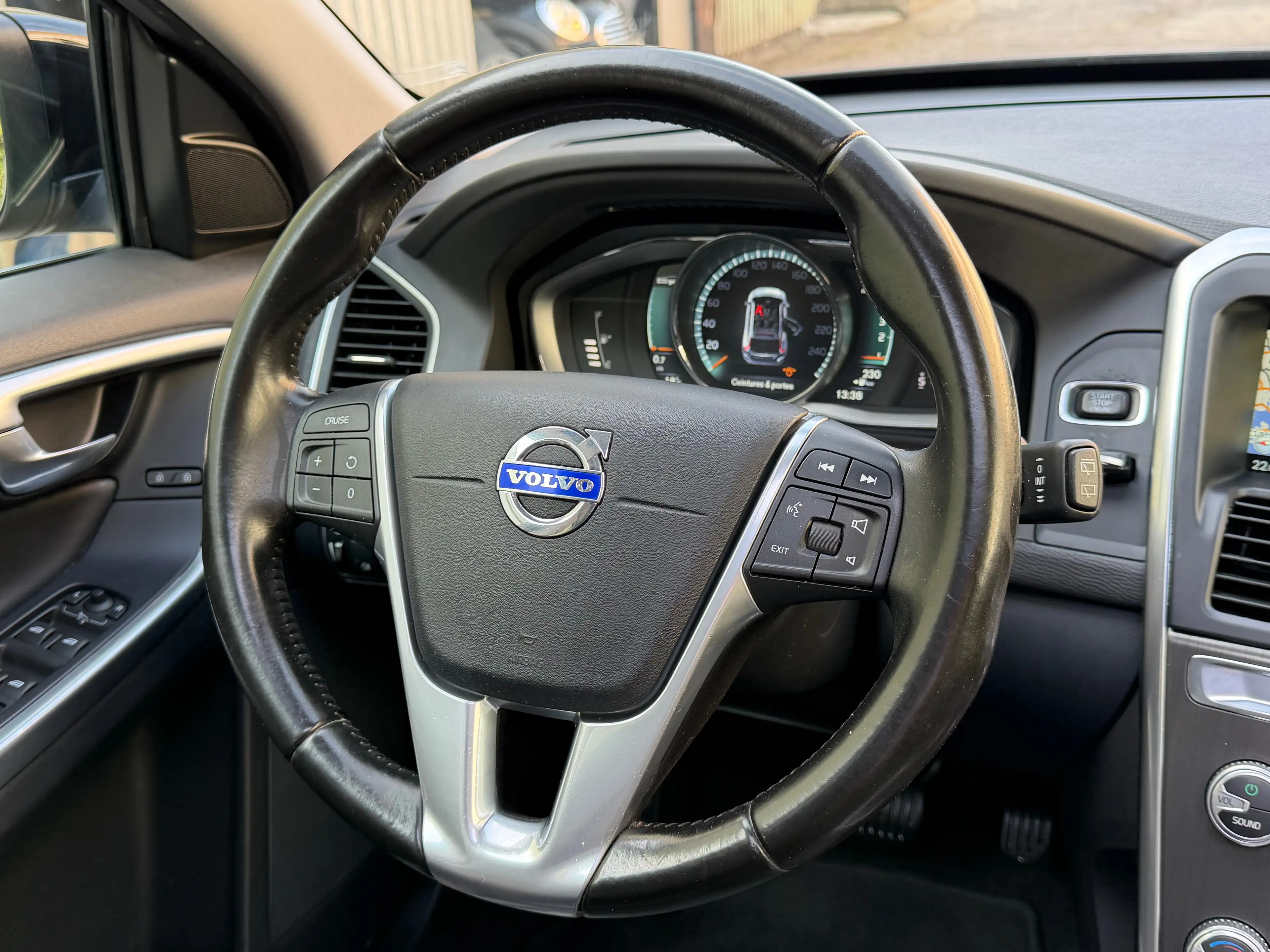 Volvo XC60 2.4 D4 4WD//BAUTO//TOITOUVRANT//NAVI — photo 13
