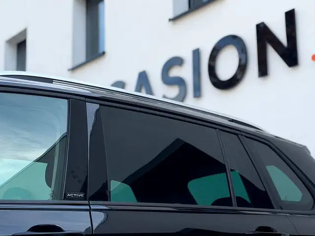 Volkswagen Tiguan view 3