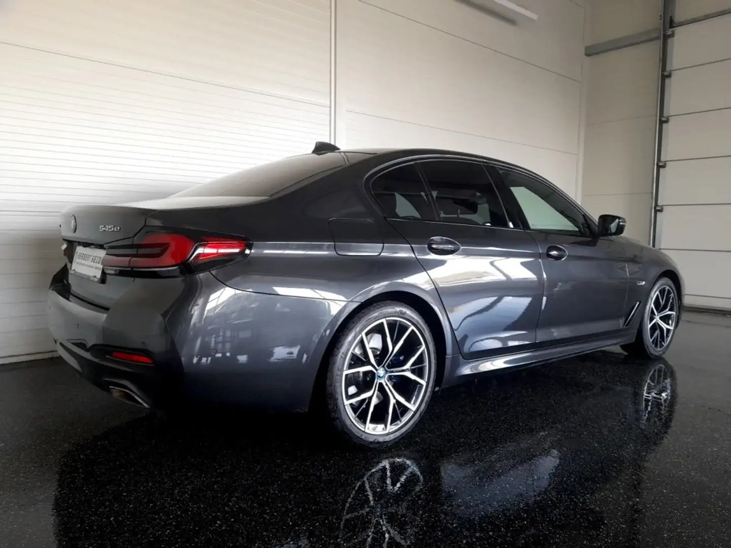 BMW 545 e M-SPORT PHEV 4x4 Aut *LASER LED / NAVI / NAPPALEDER / ACC / DCC / HEAD-UP / AHV & KAMERA / HK SOUND* Grau - 2