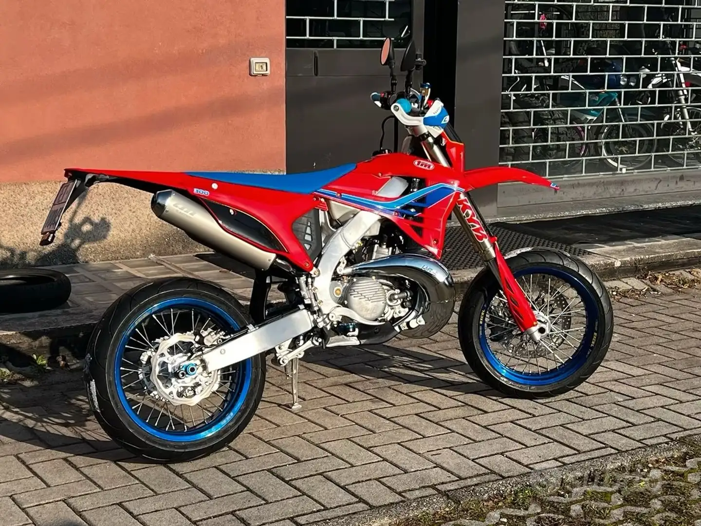 TM SMR 300 2T Piros - 1