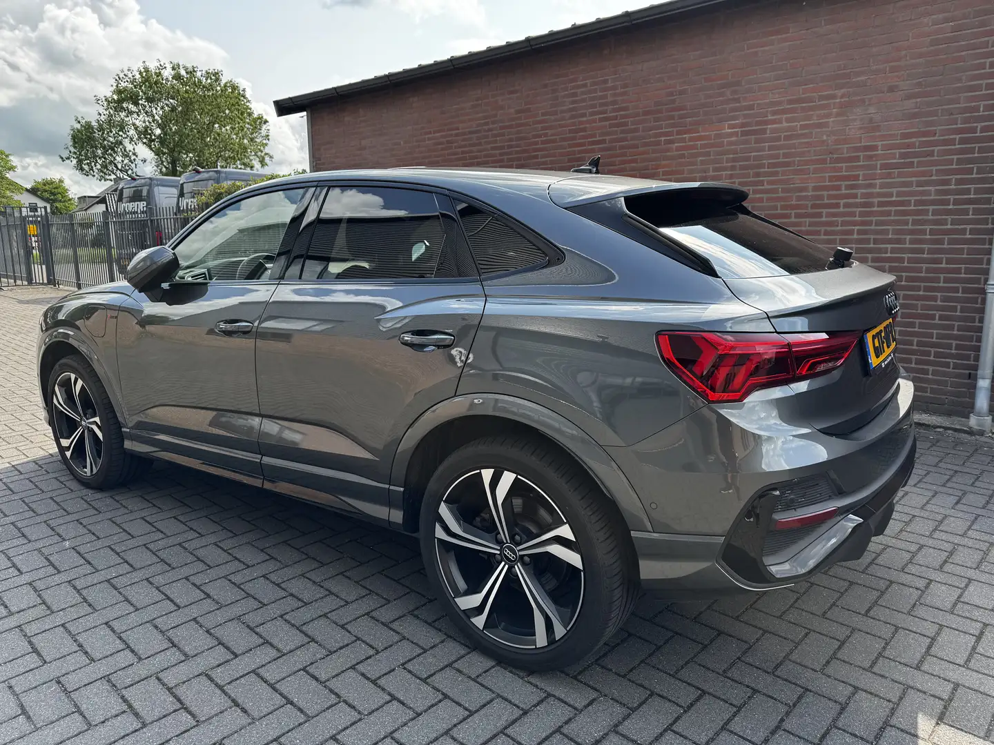 Audi Q3 45 TFSI e S EDITION SB 3x S-LINE/BLACK PAKKET/TREK Grijs - 2