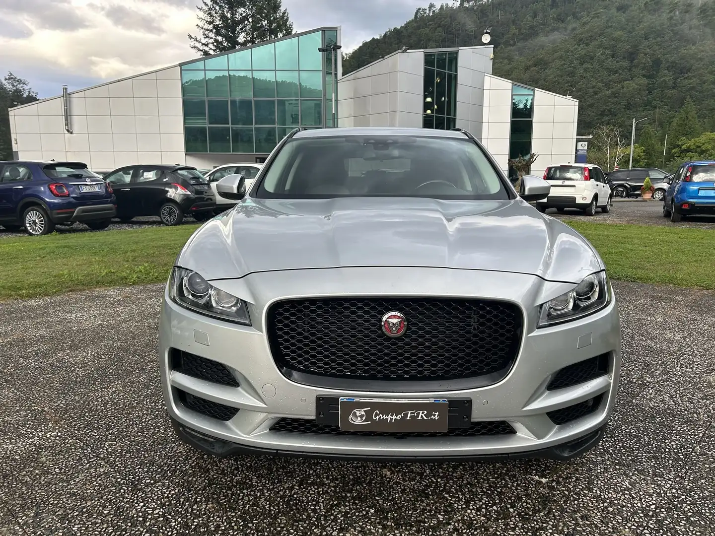 Jaguar F-Pace 2.0d Portfolio awd 180cv auto Argento - 2