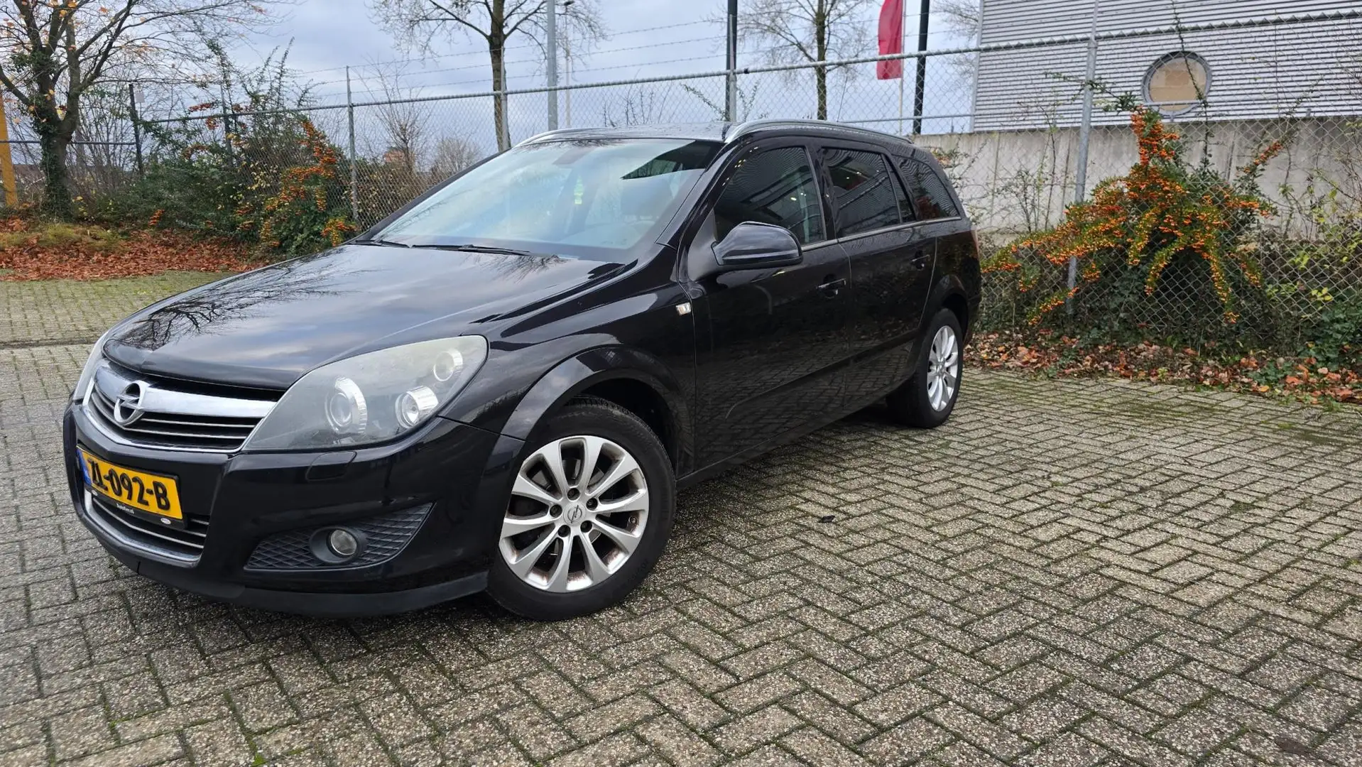 Opel Astra Wagon 1.8 Cosmo Zwart - 1