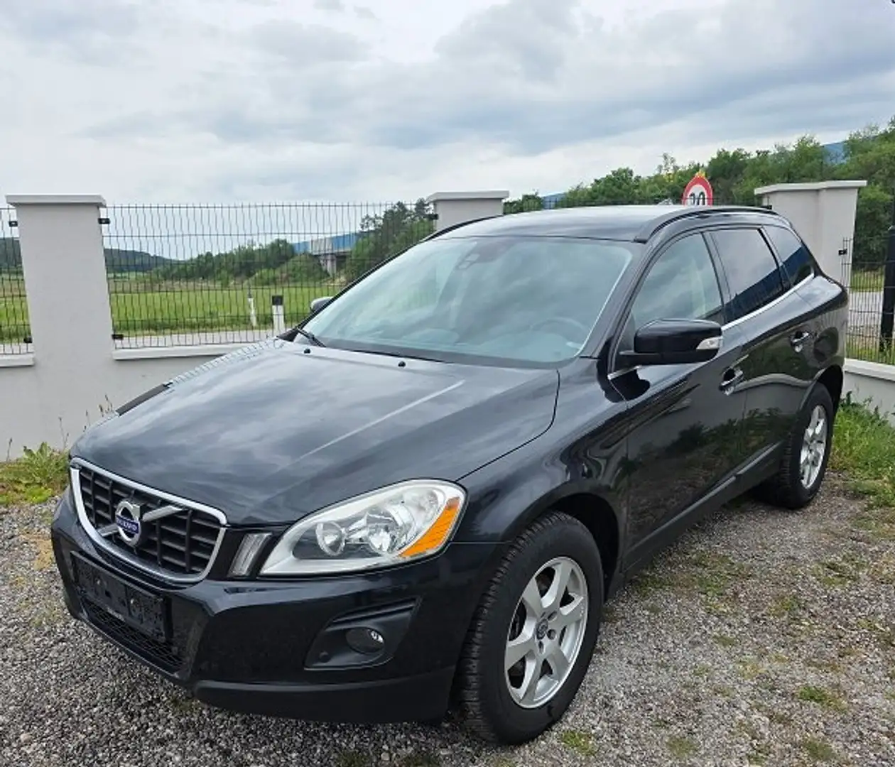 Volvo XC60 XC60 2,4D AWD Momentum Geartronic Schwarz - 1