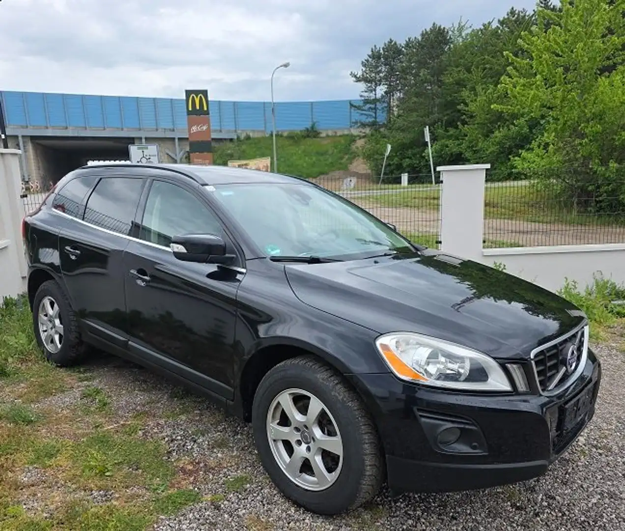 Volvo XC60 XC60 2,4D AWD Momentum Geartronic Schwarz - 2