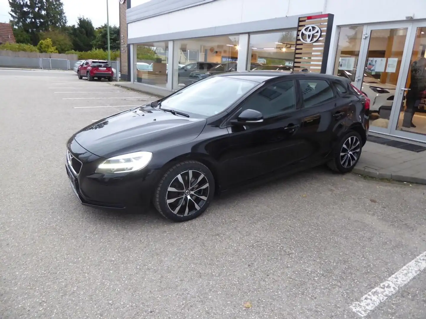 Volvo V40 D2 Aut. *LED*SHZ*NAVI* Schwarz - 2
