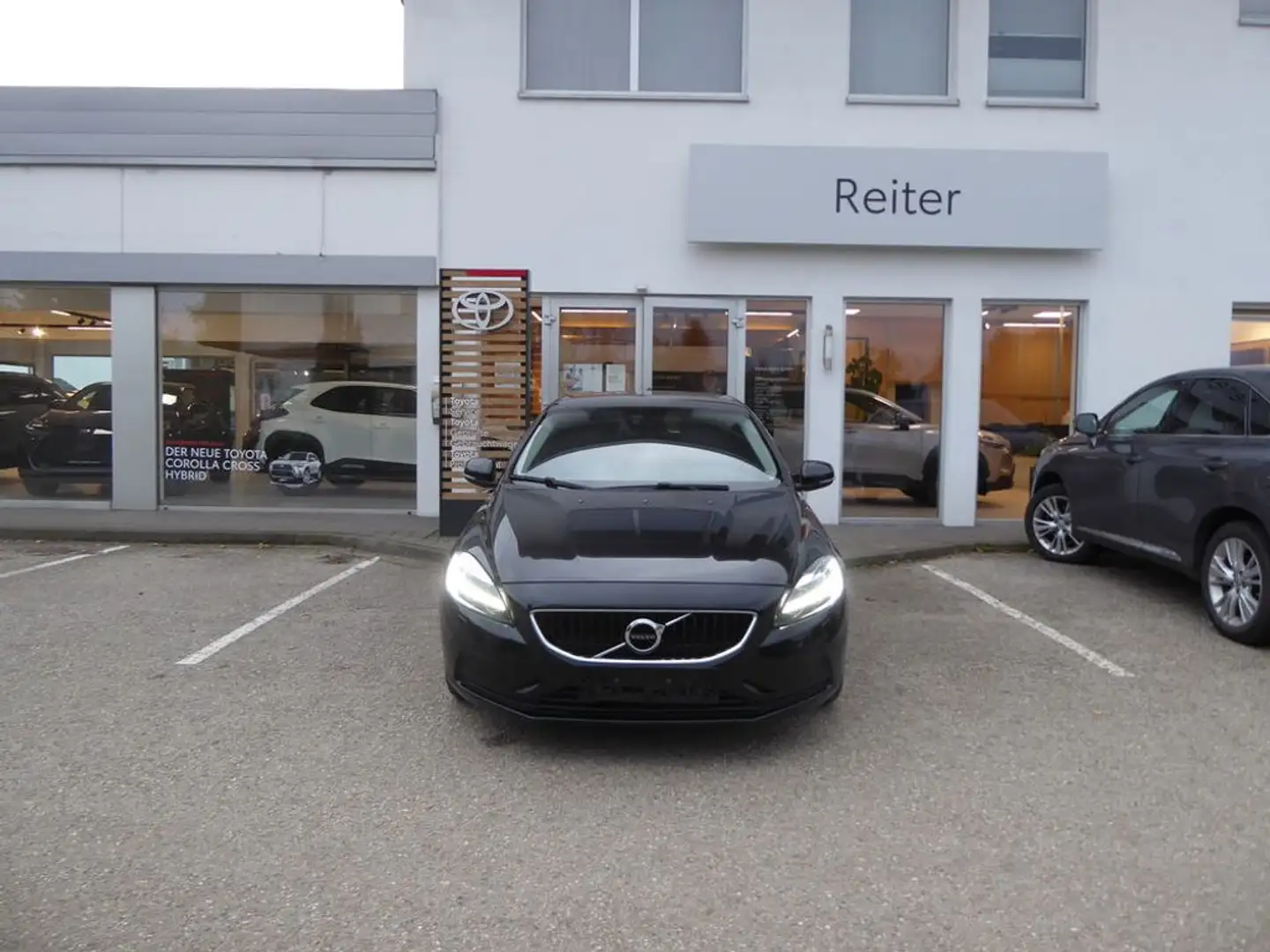 Volvo V40 D2 Aut. *LED*SHZ*NAVI* Schwarz - 1