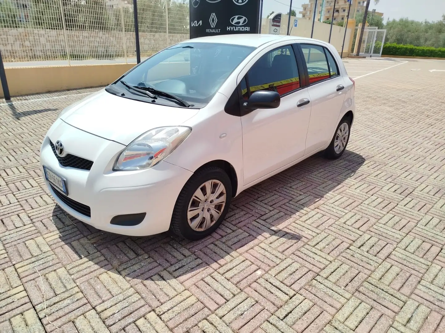 Toyota Yaris 1.0 5 porte Now GPL Bianco - 1