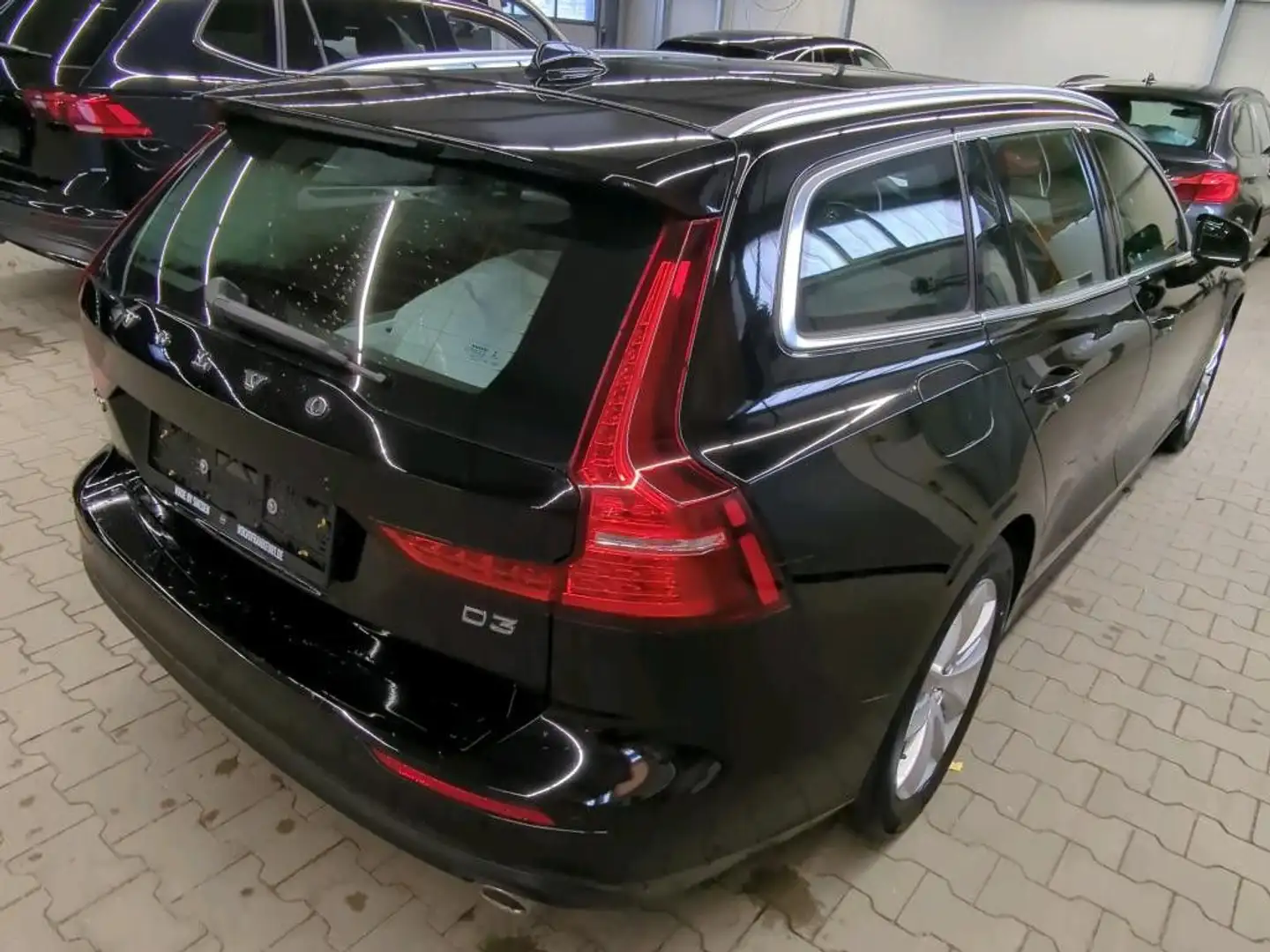 Volvo V60 Momentum Pro Navi*LED*Panorama*LM*Sound Schwarz - 2
