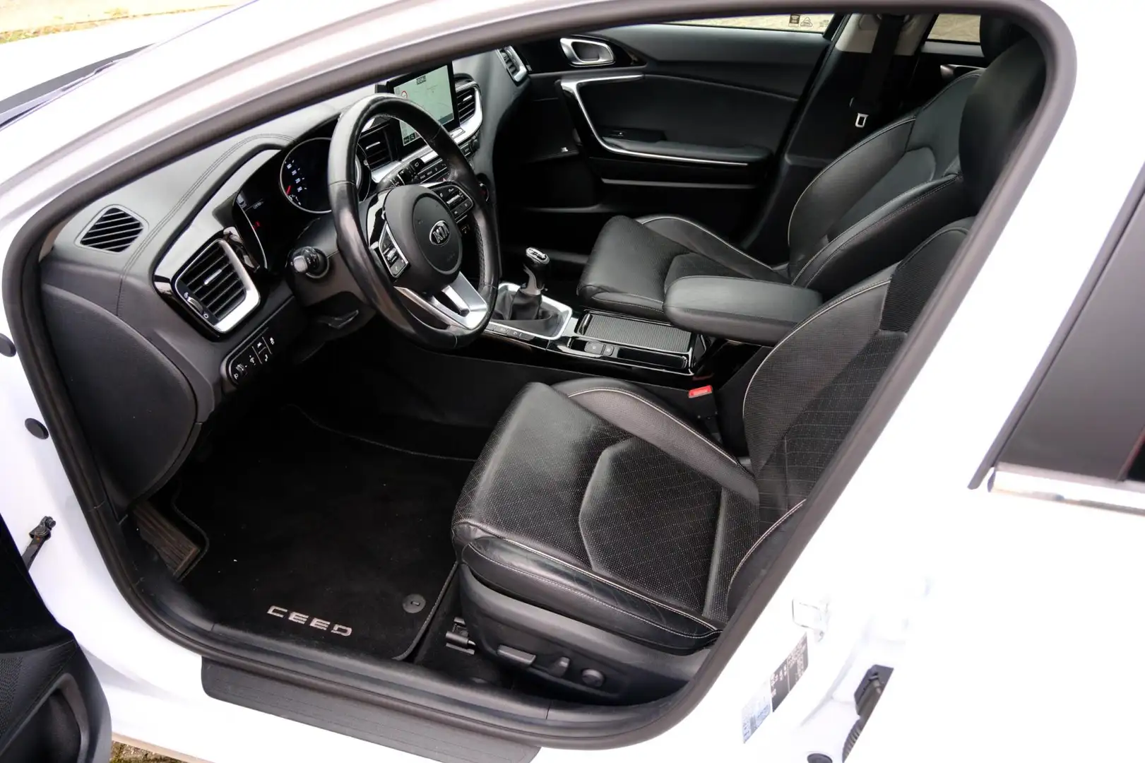 Kia Ceed / cee'd 1.4 T-GDi ExecutiveLine Pano|Leder|Navi|Cam|CarPla Wit - 2