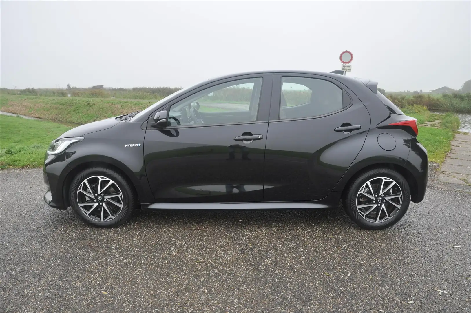 Toyota Yaris 1.5 Hybrid Dynamic CVT Automaat Zwart - 2