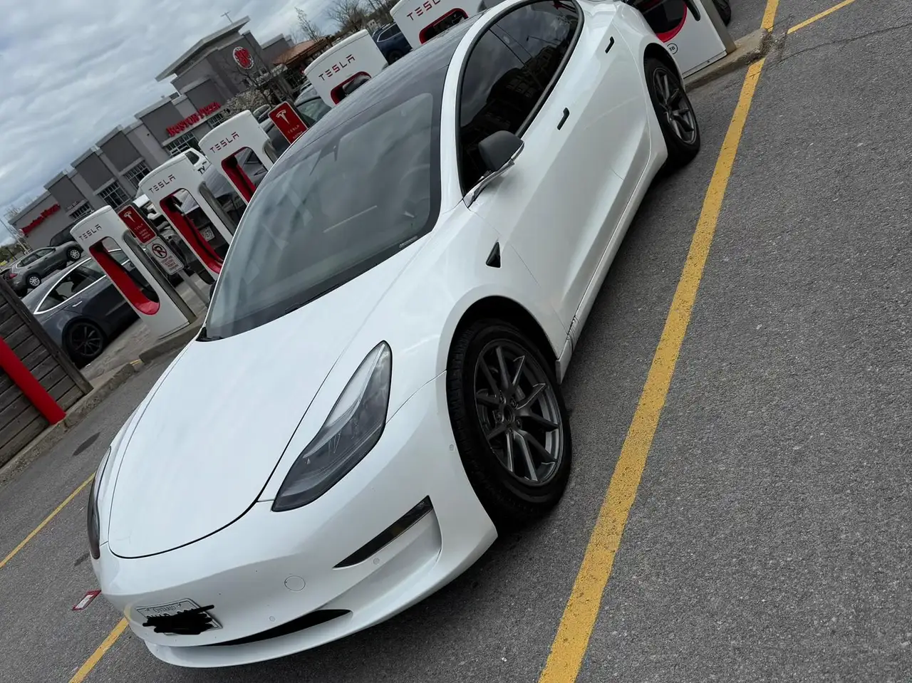 Tesla Model 3 снимка Tesla Model 3