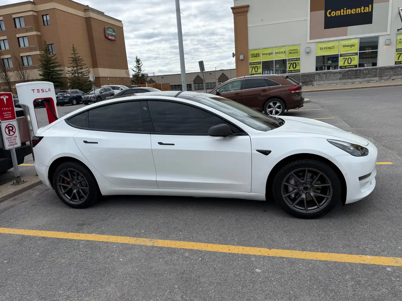 Tesla Model 3 снимка Tesla Model 3