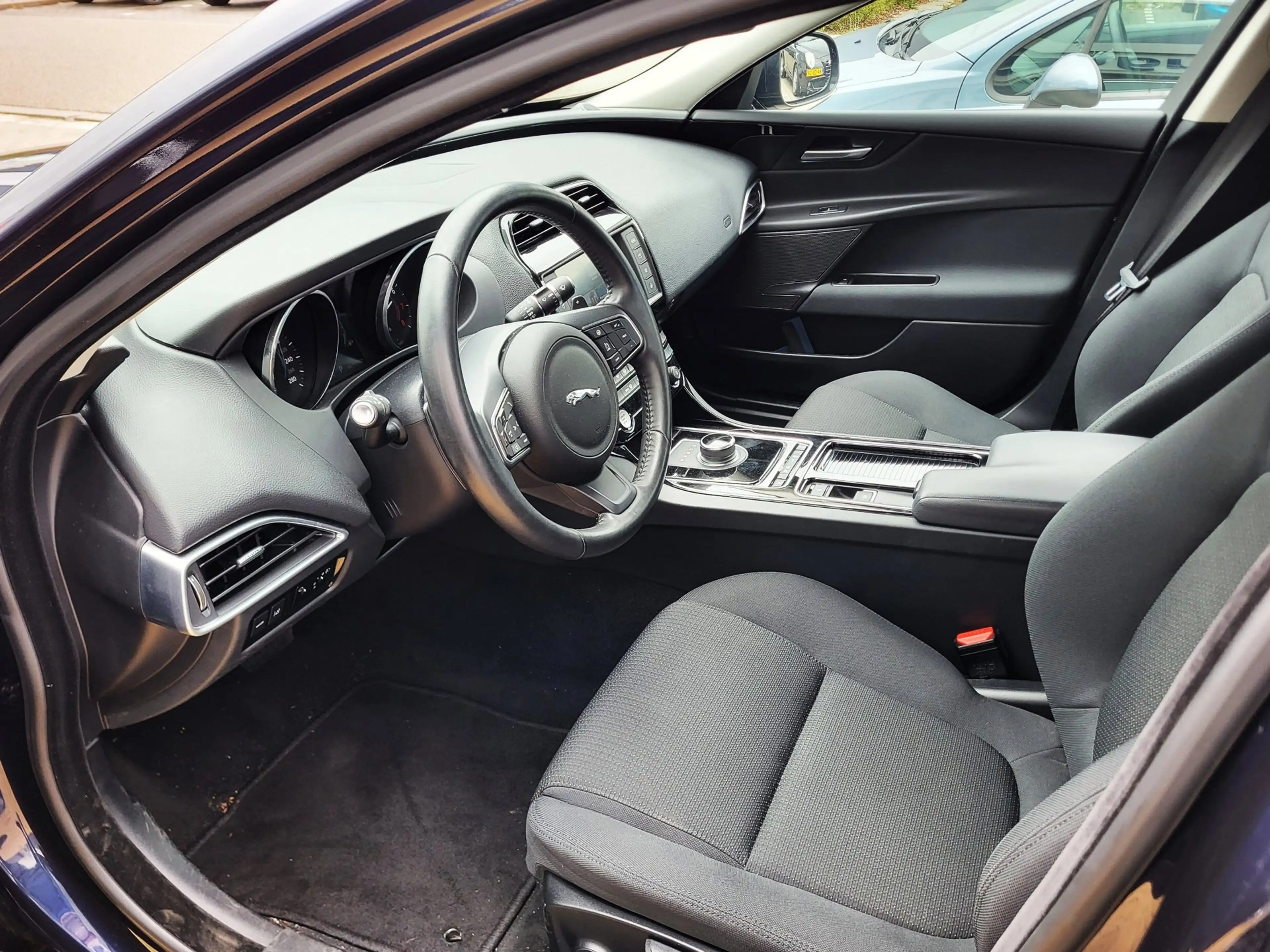 Jaguar XE 2.0 Prestige Pro Edition / Stoel -en Stuurverwarmi — photo 8