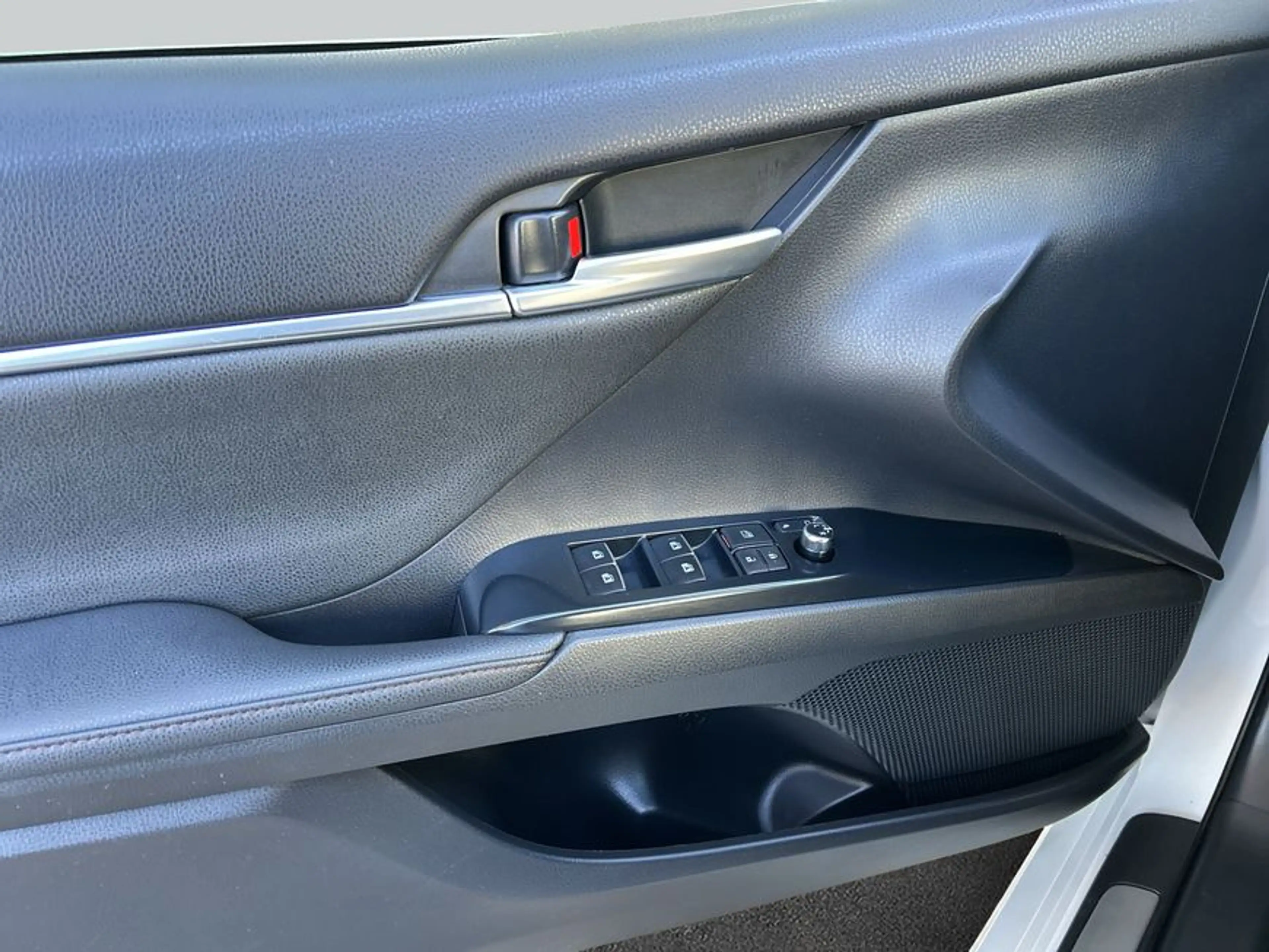 Toyota Camry 2.5 Hybrid Executive — photo 19