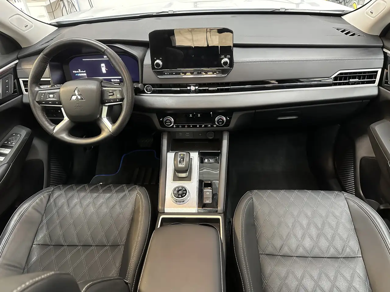 Mitsubishi Outlander photo Mitsubishi Outlander
