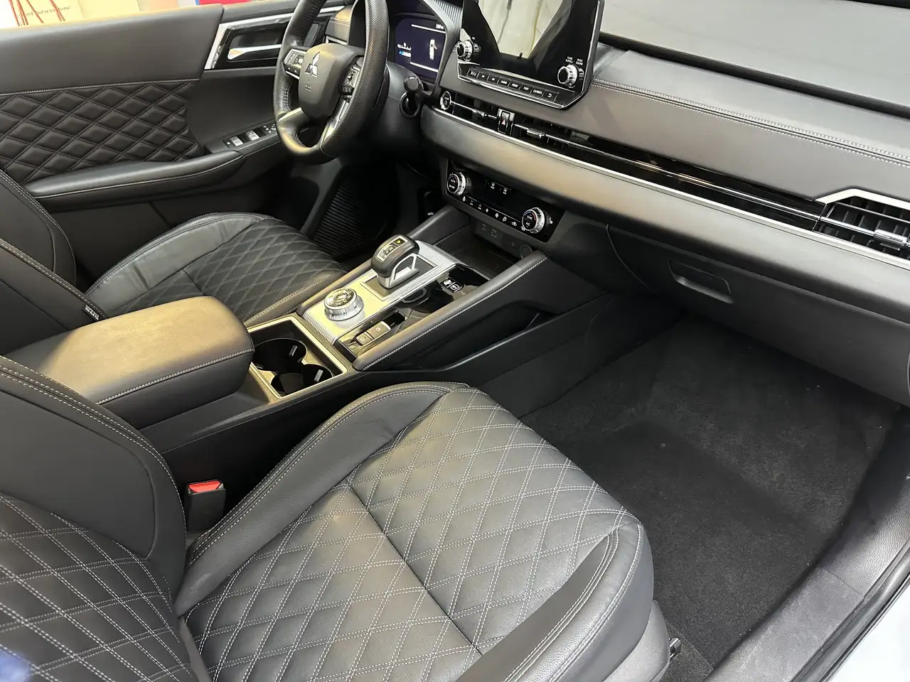 Mitsubishi Outlander photo Mitsubishi Outlander