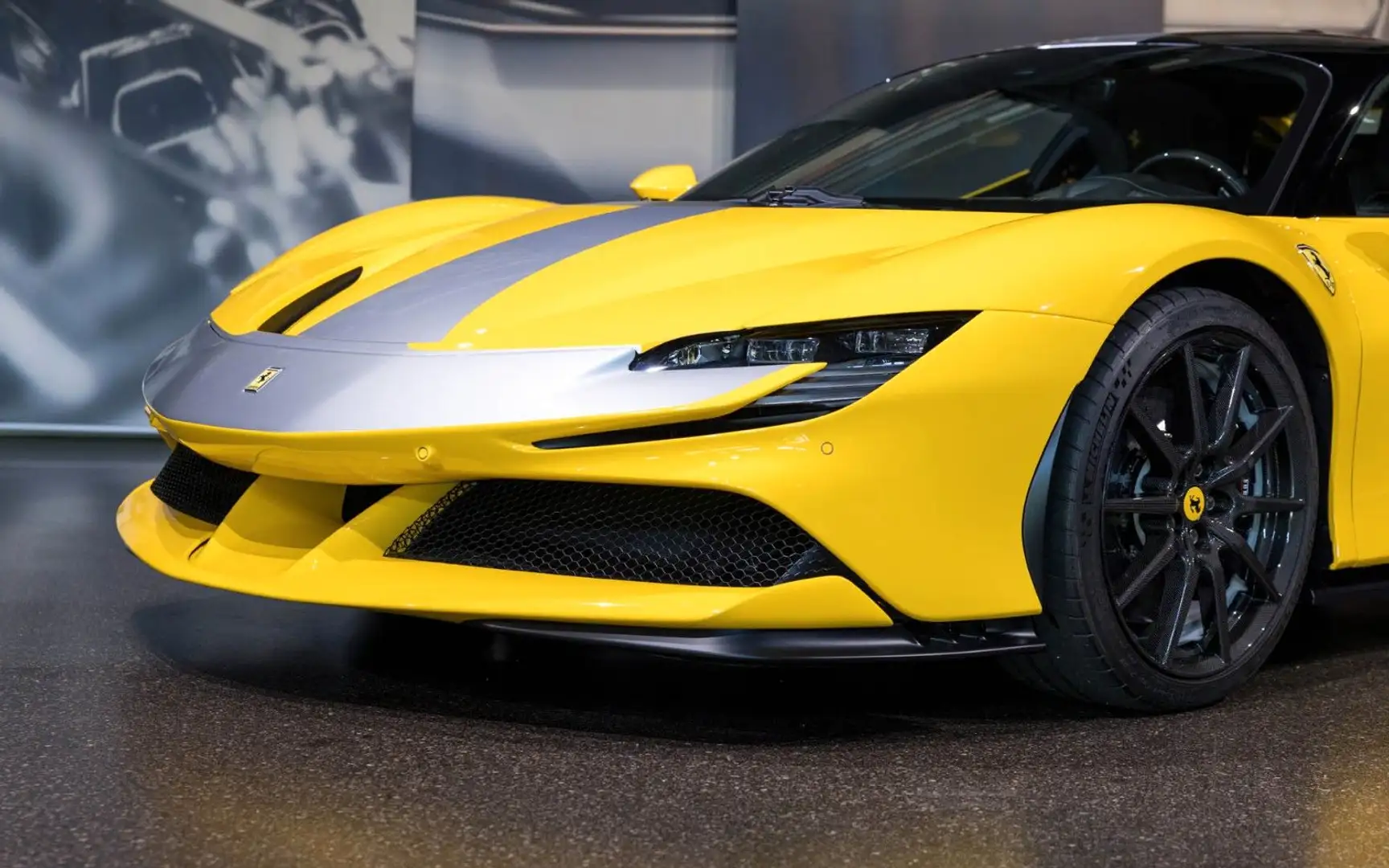 Ferrari SF90 Stradale CARBON FIBRE | ASSETTO FIORANO Jaune - 2