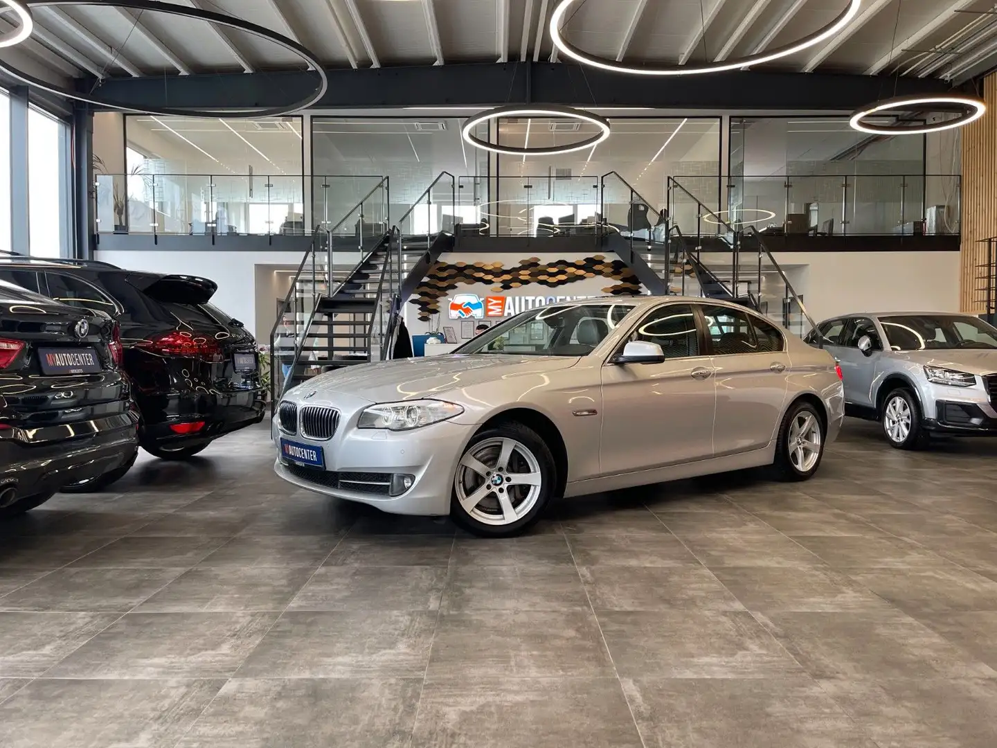 BMW 525 d  *NAVI*PDC*SHZ*STARTSTOP*VOLLLEDER* Zilver - 1