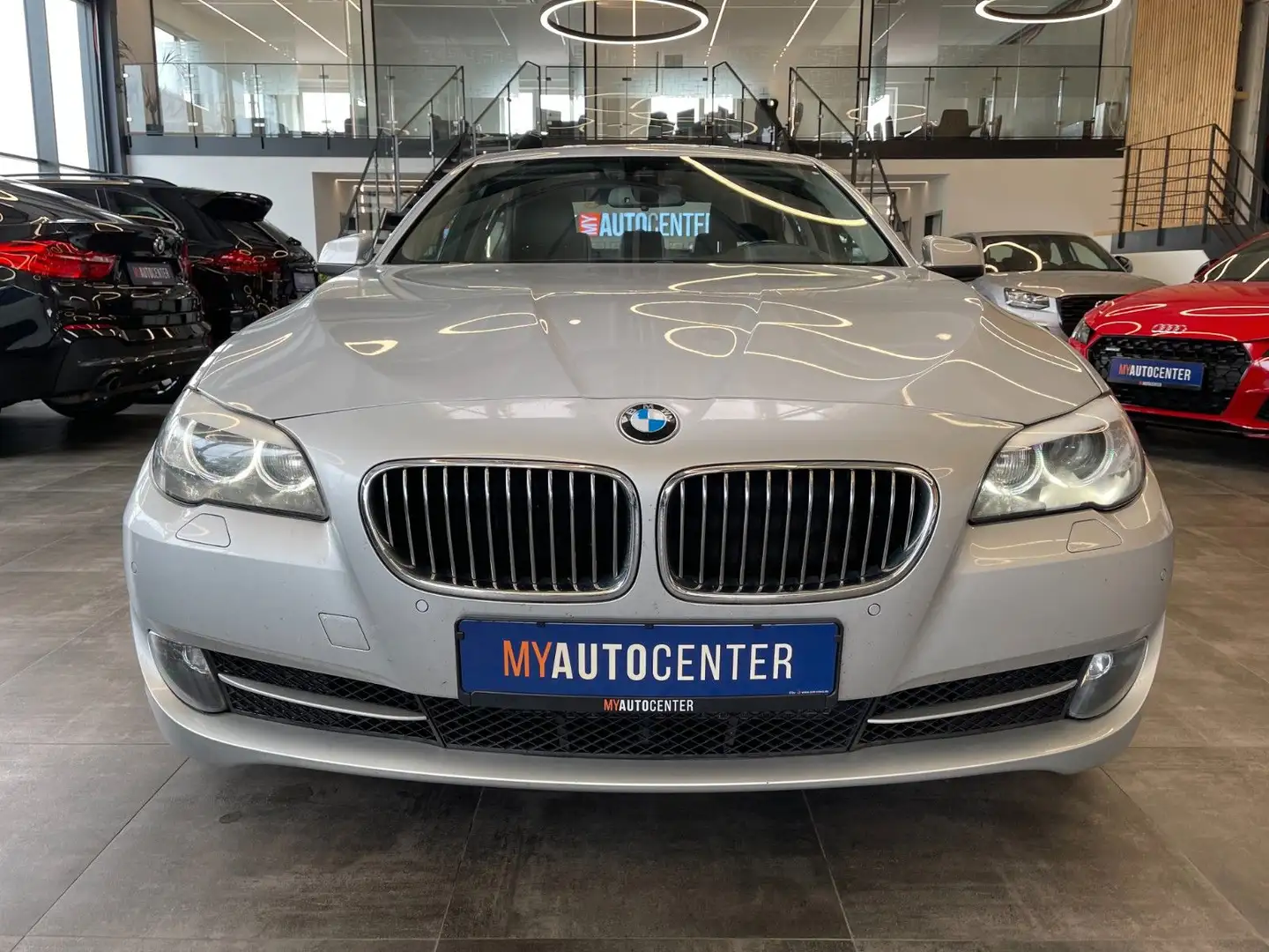 BMW 525 d  *NAVI*PDC*SHZ*STARTSTOP*VOLLLEDER* Zilver - 2