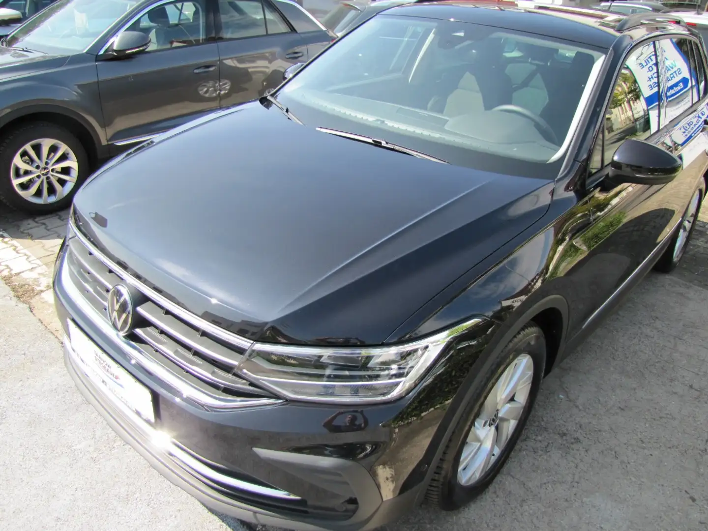 Volkswagen Tiguan 1.5 TSI DSG Life NAVI LED ErgoSitz PDC SHZ Schwarz - 2