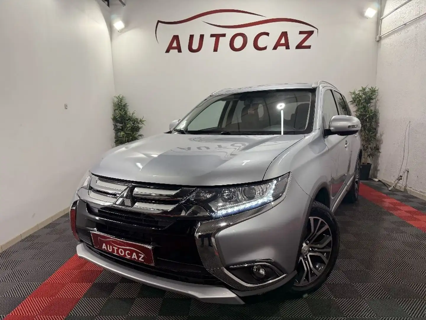 Mitsubishi Outlander 2.2 DI-D 150 4WD Intense Navi 7places +CAMERA+87500KMS Grau - 1