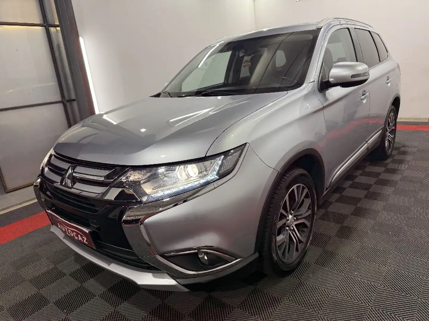 Mitsubishi Outlander 2.2 DI-D 150 4WD Intense Navi 7places +CAMERA+87500KMS Grau - 2