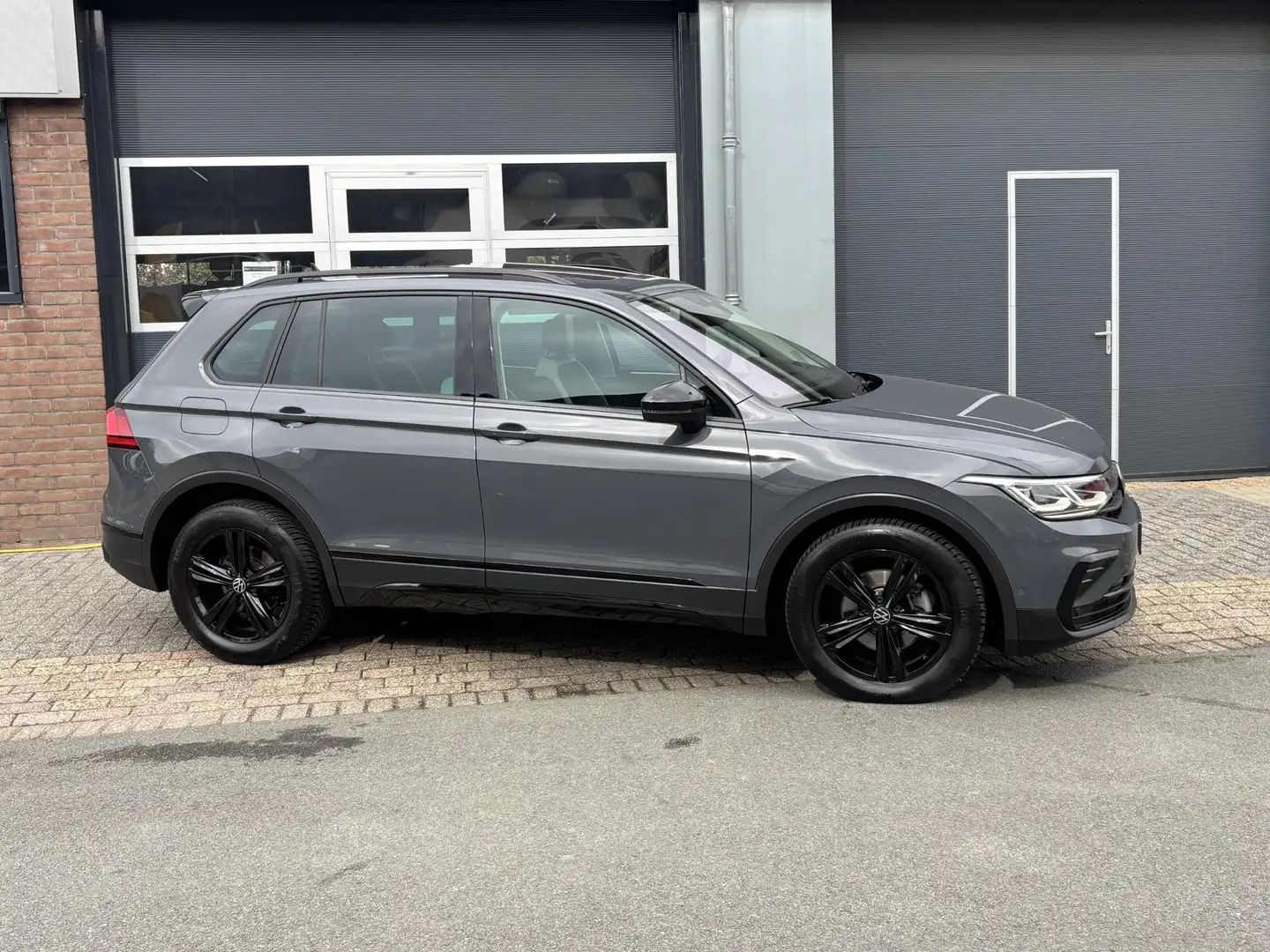 Volkswagen Tiguan 1.5 TSI Elegance Urban Sport | HUD| Led| Panoramad Grijs - 2