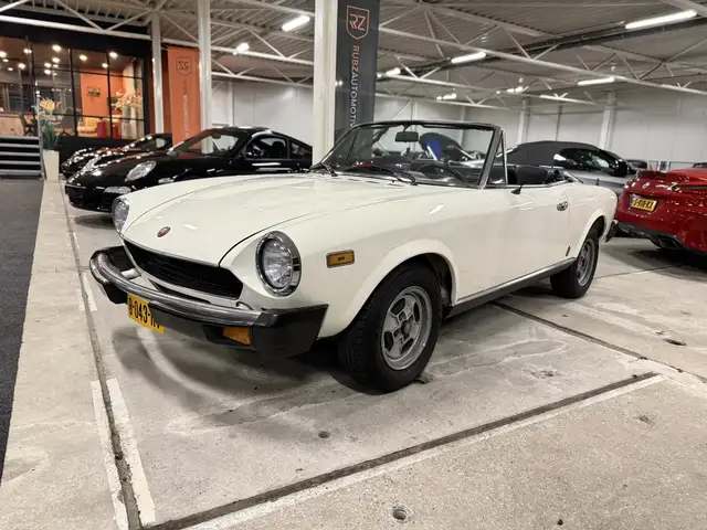 Fiat 124 Spider 2000 Pininfarina l Nette en 'harde' conditie