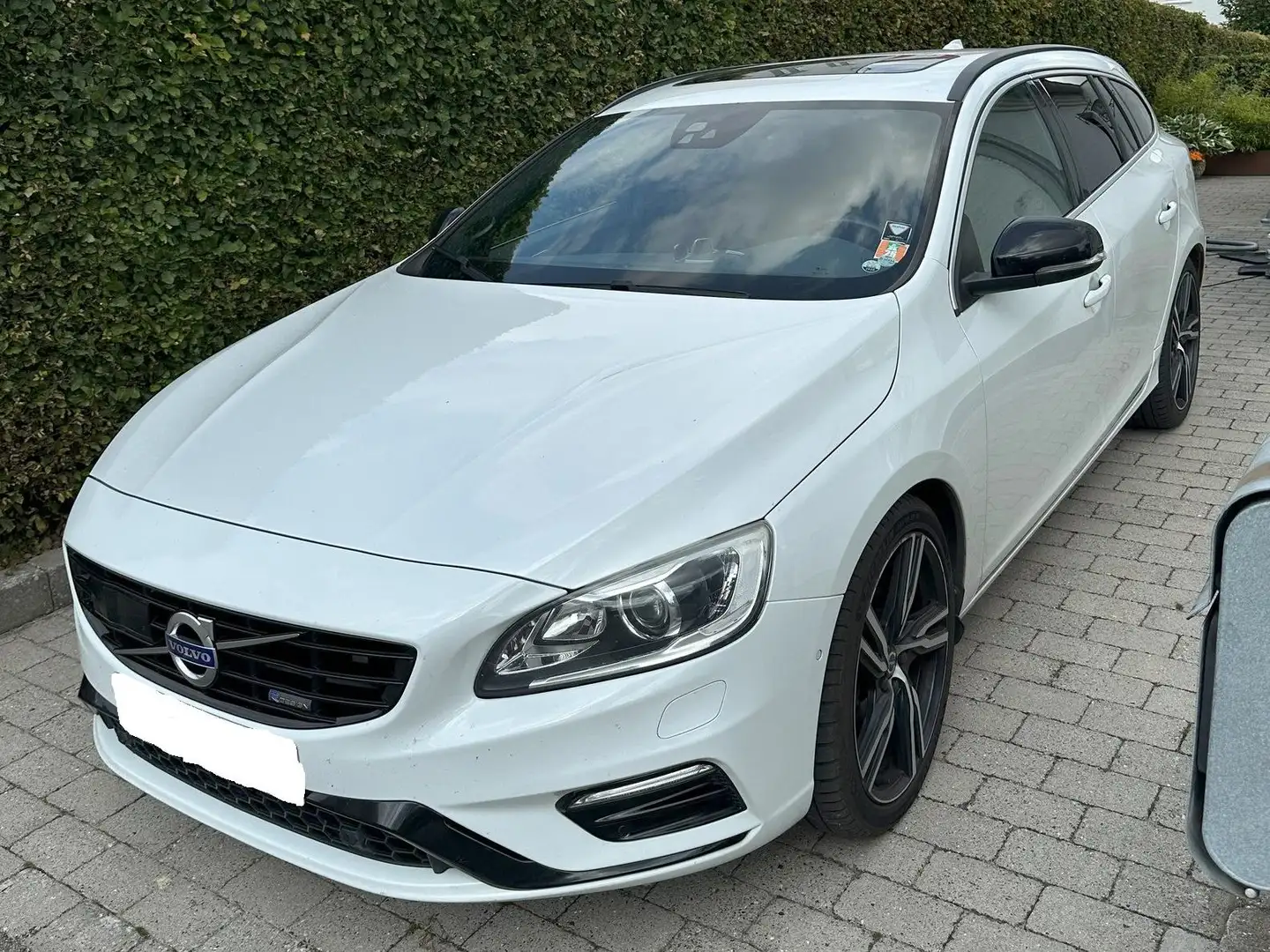 Volvo V60 V60 2.0 D4 Momentum R-Design Geartronic Blanc - 1