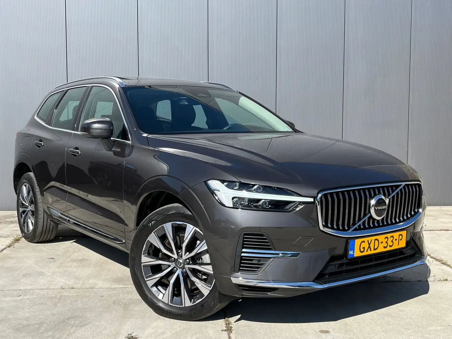 Volvo XC60 2.0 Recharge T8 AWD Facelift Inscription Executive Grijs - 2