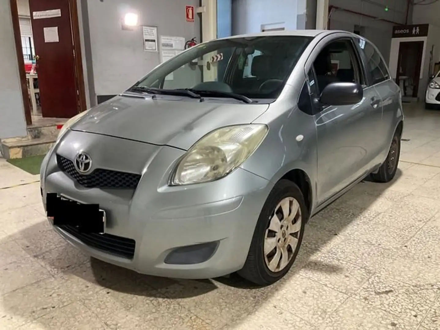 Toyota Yaris 1.0 VVT-i Active Plateado - 1