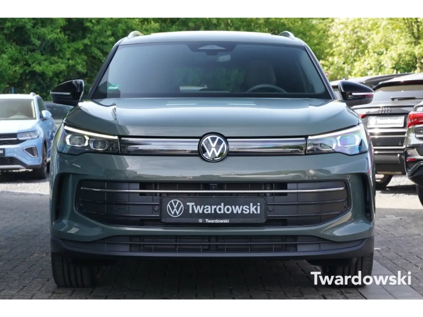 Volkswagen Tiguan 2.0 TDI Goal PANO AHK ACC key 360° Grün - 2