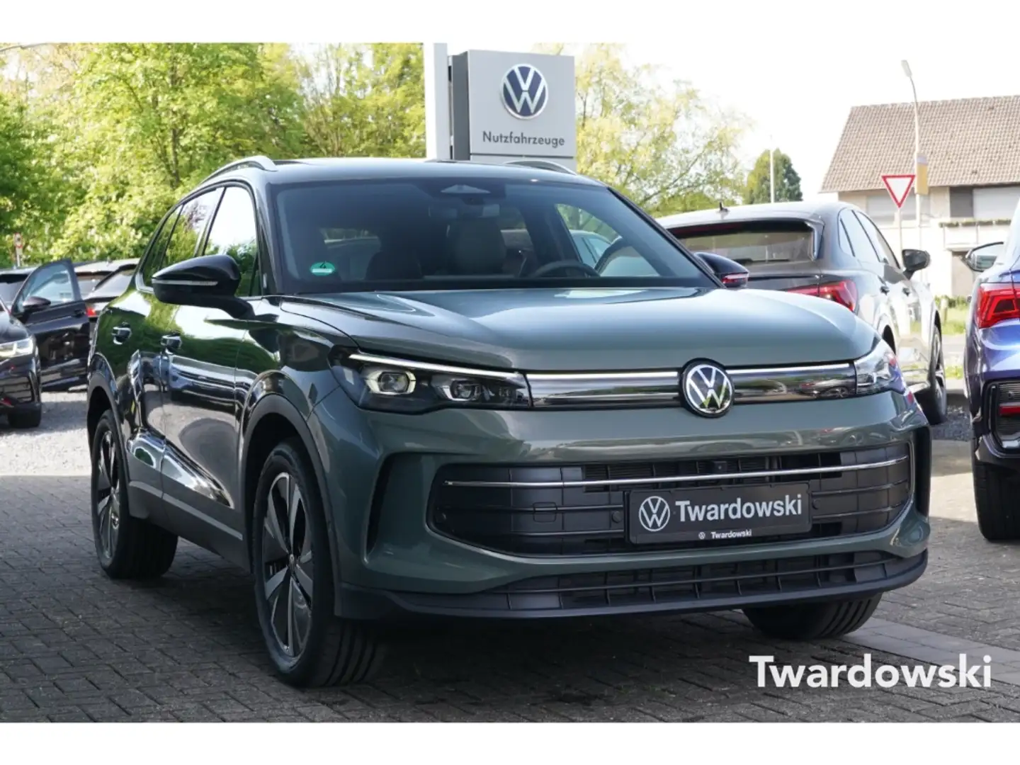 Volkswagen Tiguan 2.0 TDI Goal PANO AHK ACC key 360° Grün - 1