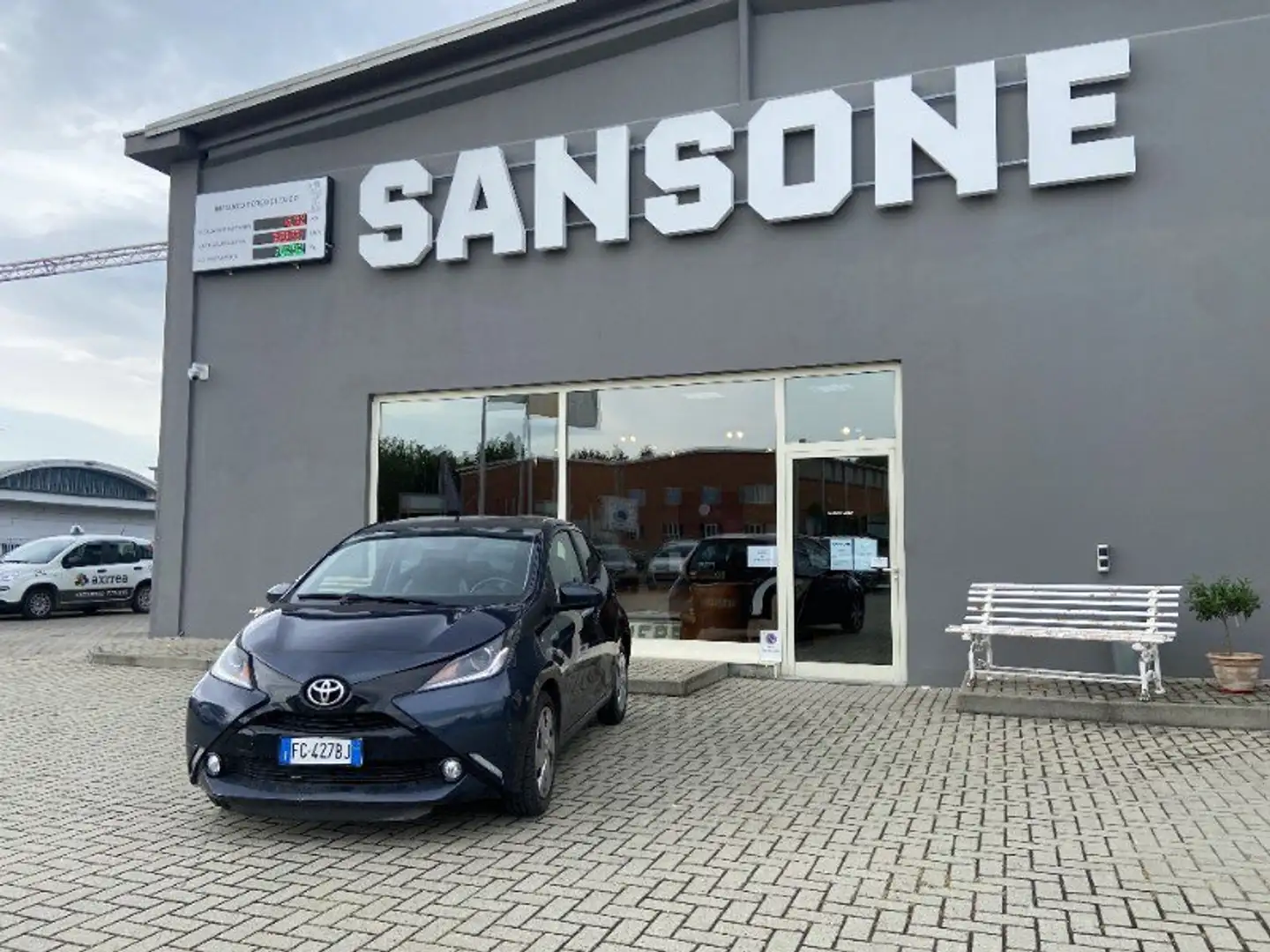 Toyota Aygo Aygo 1.0 VVT-i 69 CV 5 porte x-play MMT Blu/Azzurro - 1