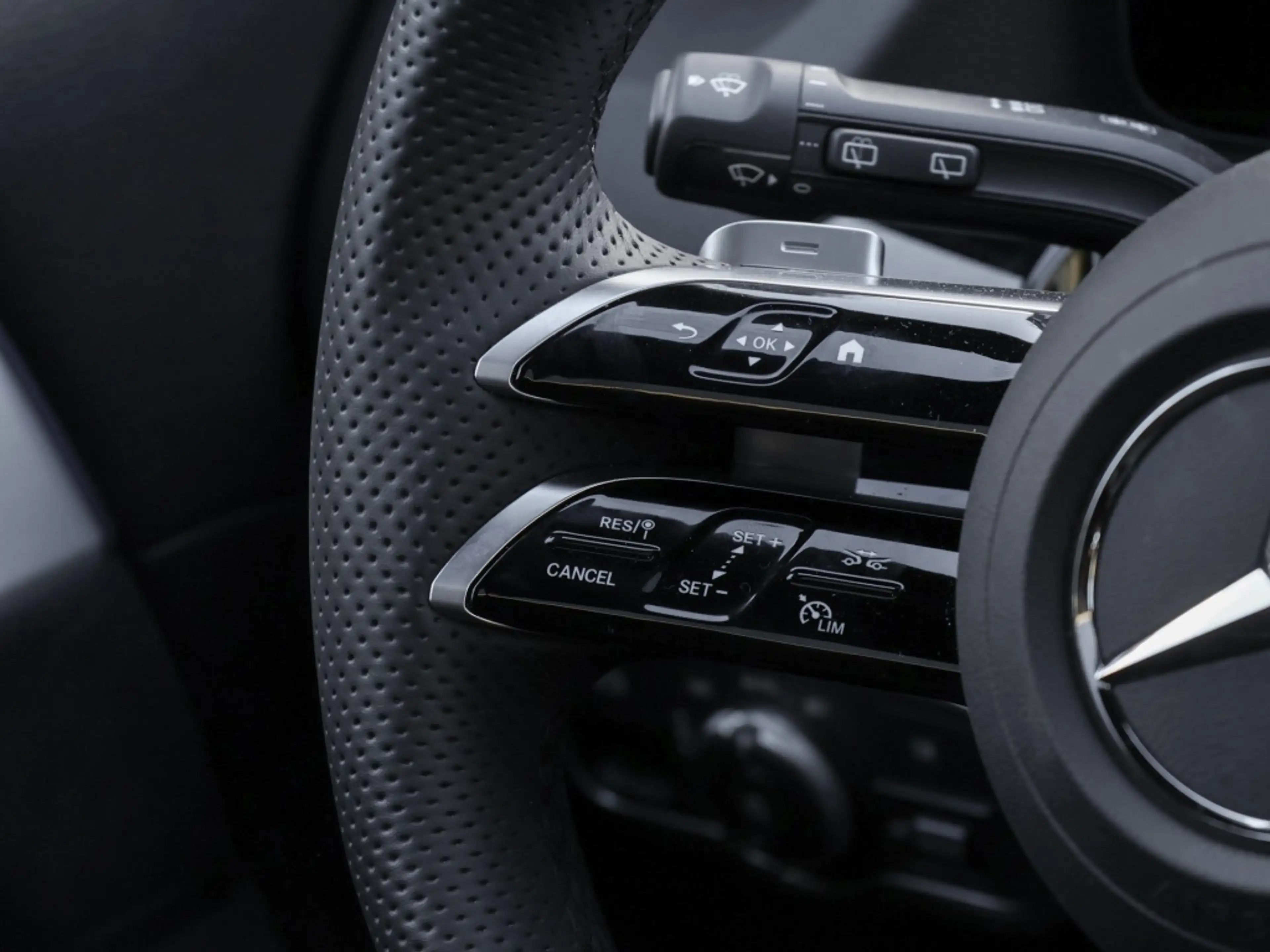 Mercedes-Benz GLA 220 d 4M AMG-Sport/Special/Pano/AHK/MLB/20" — photo 11