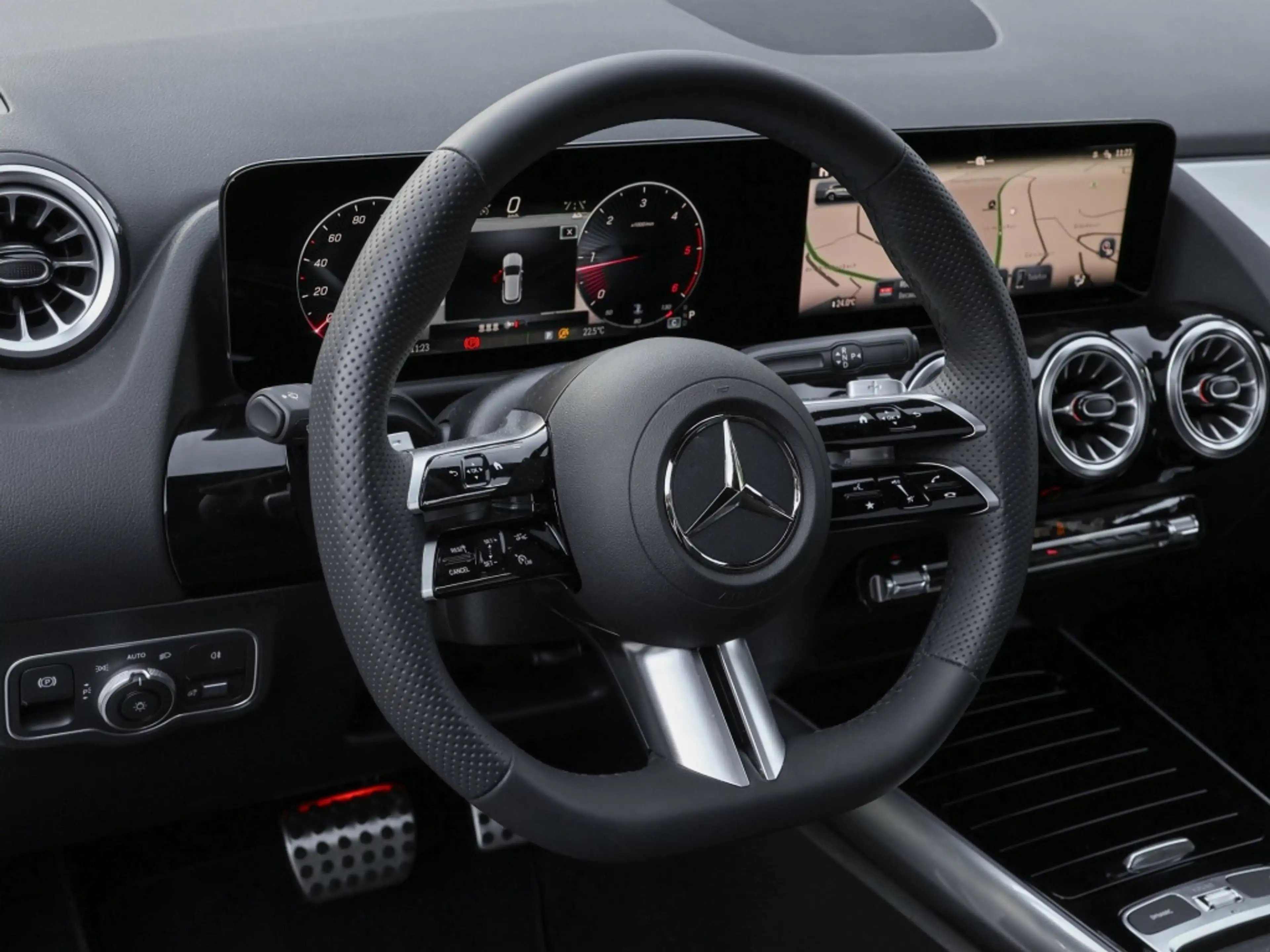 Mercedes-Benz GLA 220 d 4M AMG-Sport/Special/Pano/AHK/MLB/20" — photo 15