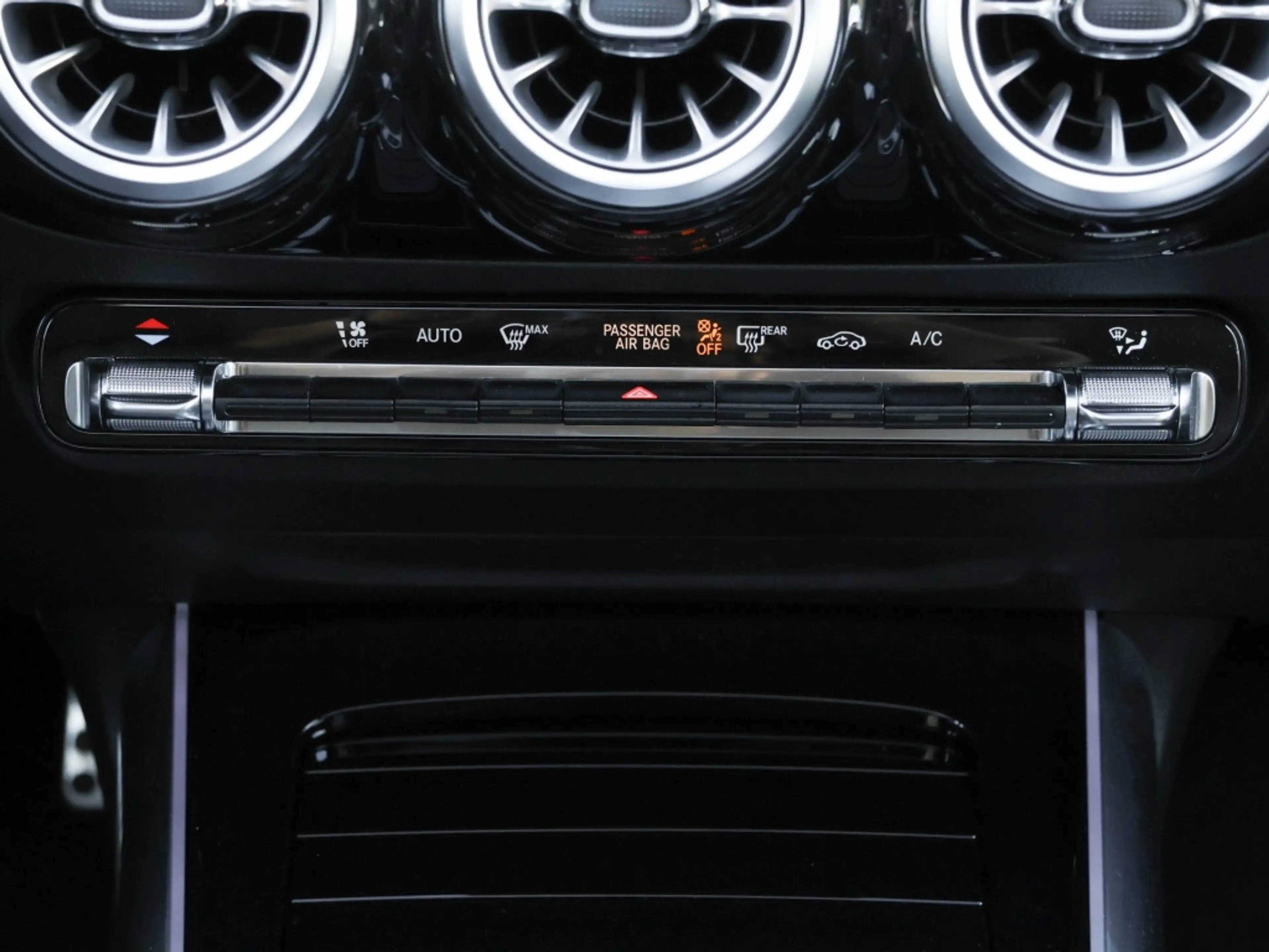Mercedes-Benz GLA 220 d 4M AMG-Sport/Special/Pano/AHK/MLB/20" — photo 10