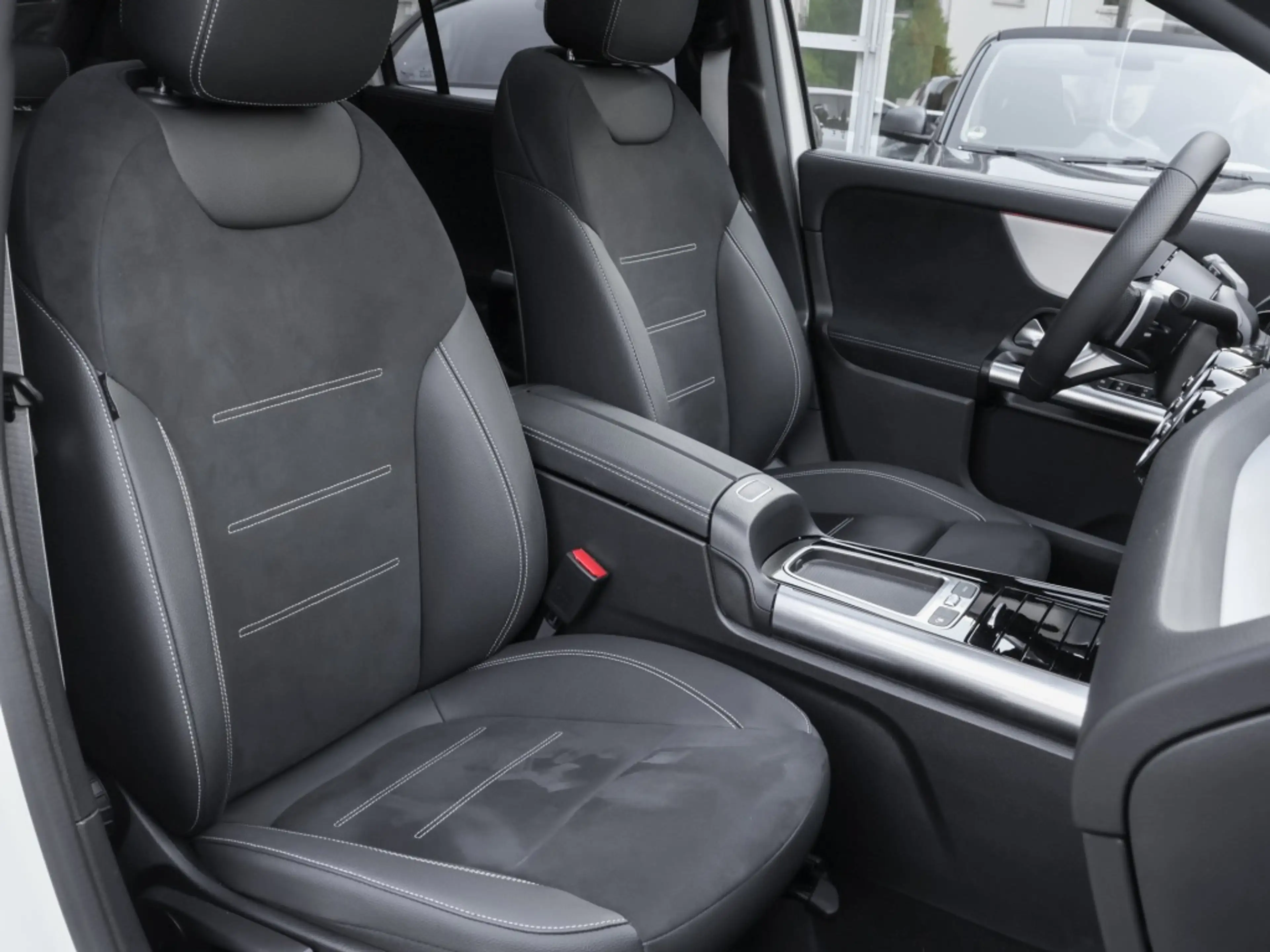 Mercedes-Benz GLA 220 d 4M AMG-Sport/Special/Pano/AHK/MLB/20" — photo 7