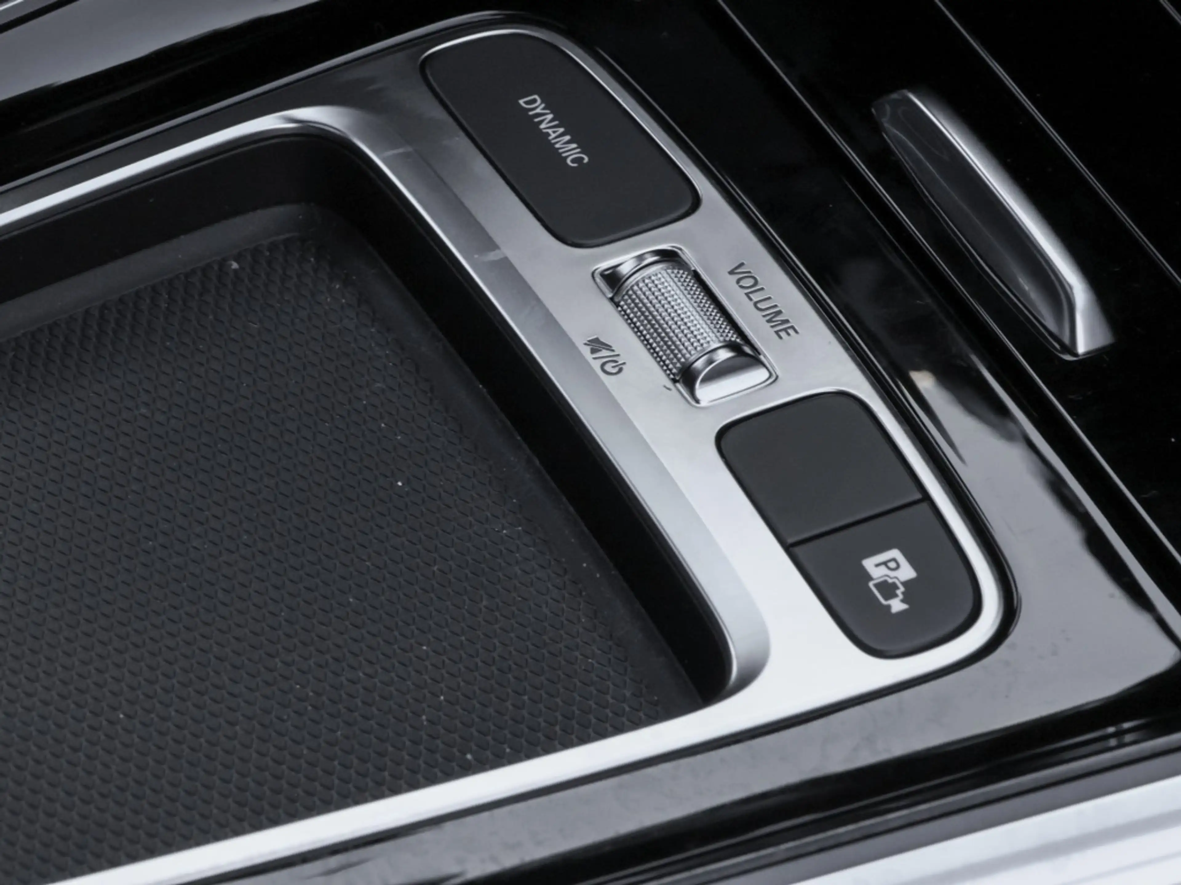 Mercedes-Benz GLA 220 d 4M AMG-Sport/Special/Pano/AHK/MLB/20" — photo 8