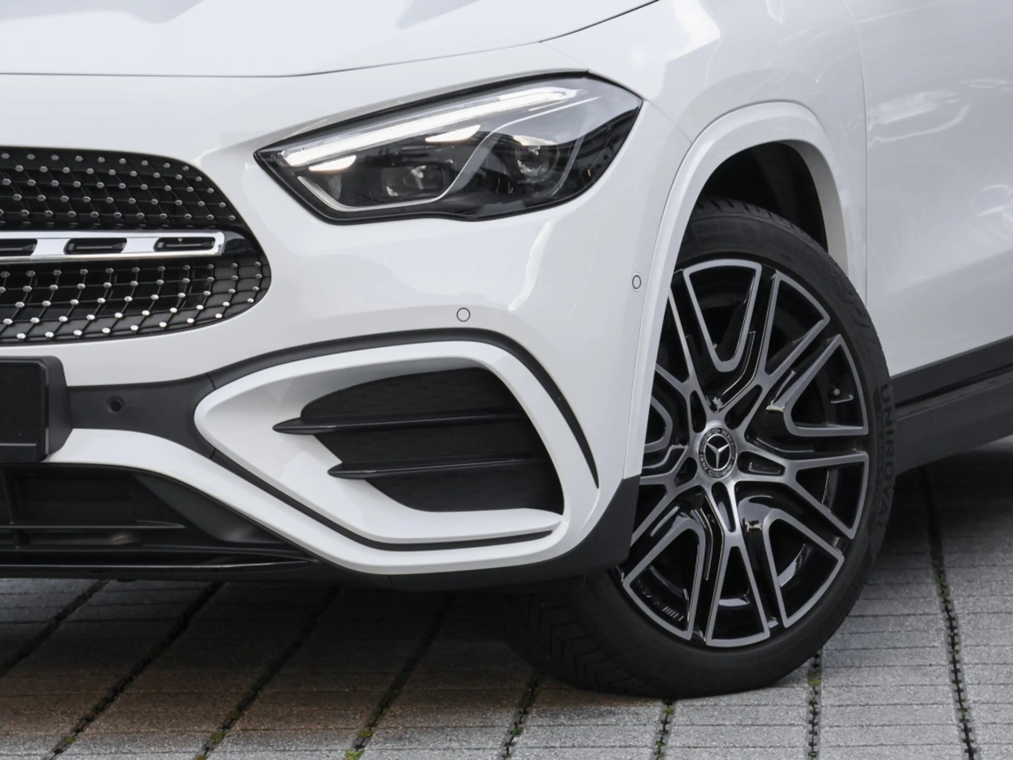 Mercedes-Benz GLA 220 d 4M AMG-Sport/Special/Pano/AHK/MLB/20" — photo 6