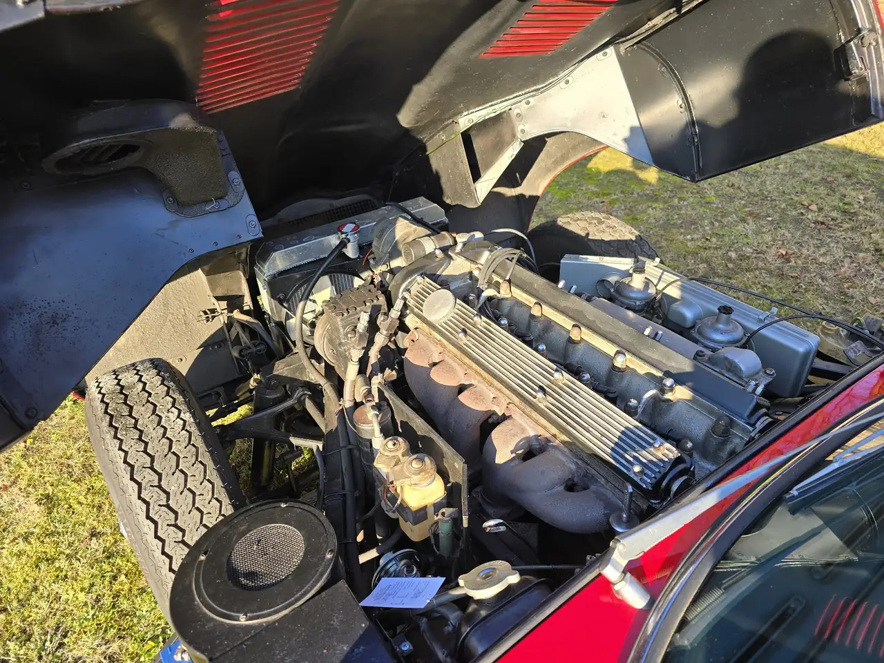 Jaguar E-Type sehr gepflegter 6-Zylinder mit Chromspeichen, foto 9