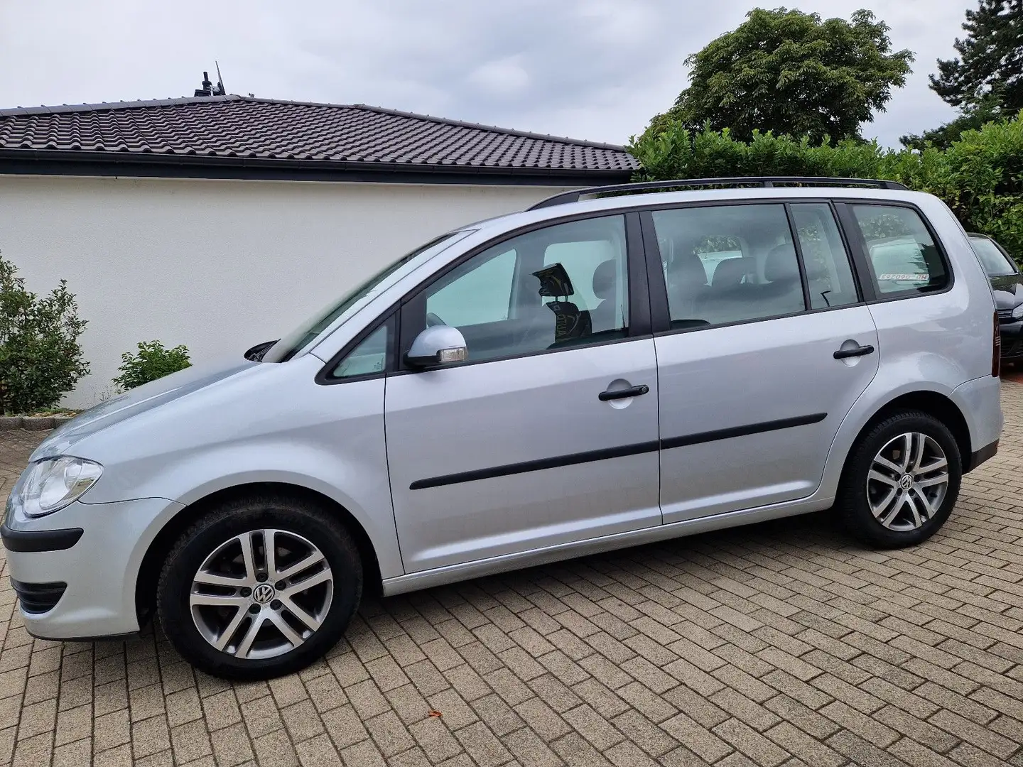 Volkswagen Touran Conceptline/Automatik/SHF/ÖLSERVICE NEU/ Silber - 2