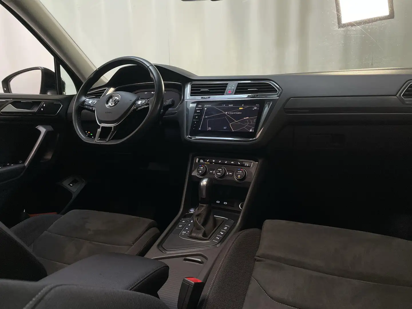 Volkswagen Tiguan Allspace 1.5 TSI 150pk DSG Highline Panoramadak Alcantara C Zwart - 2