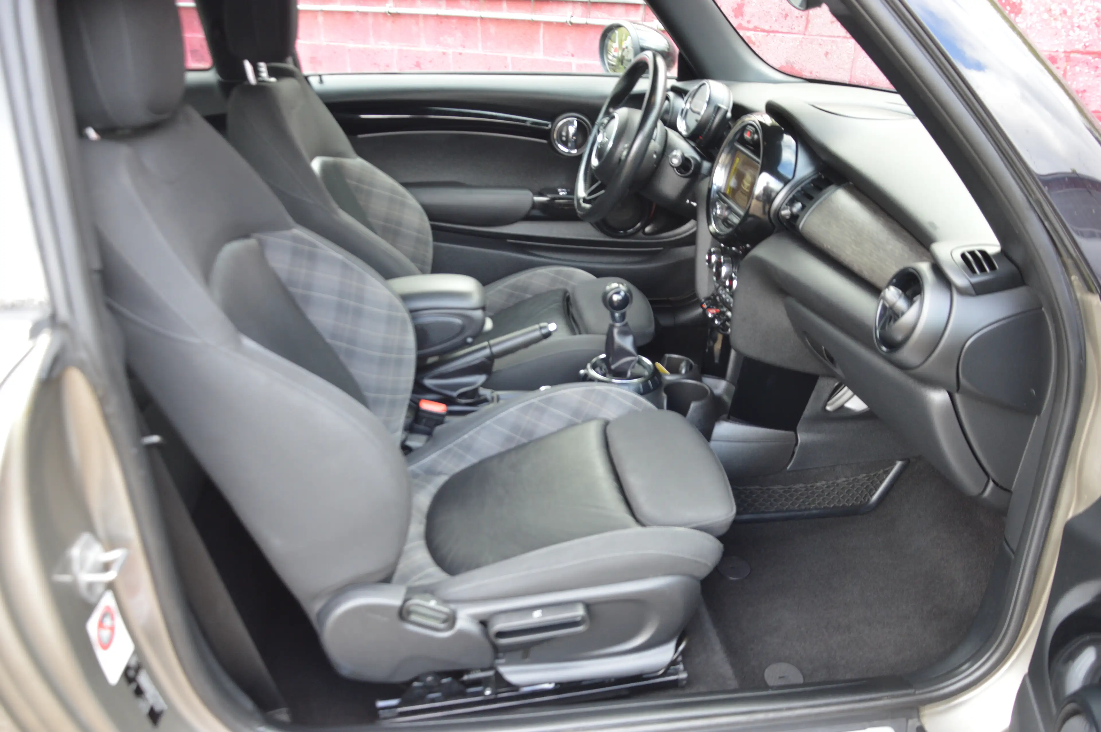 MINI Cooper D 1.5D NAV SENS AR CLIM CRUIS 116.456KM — photo 12