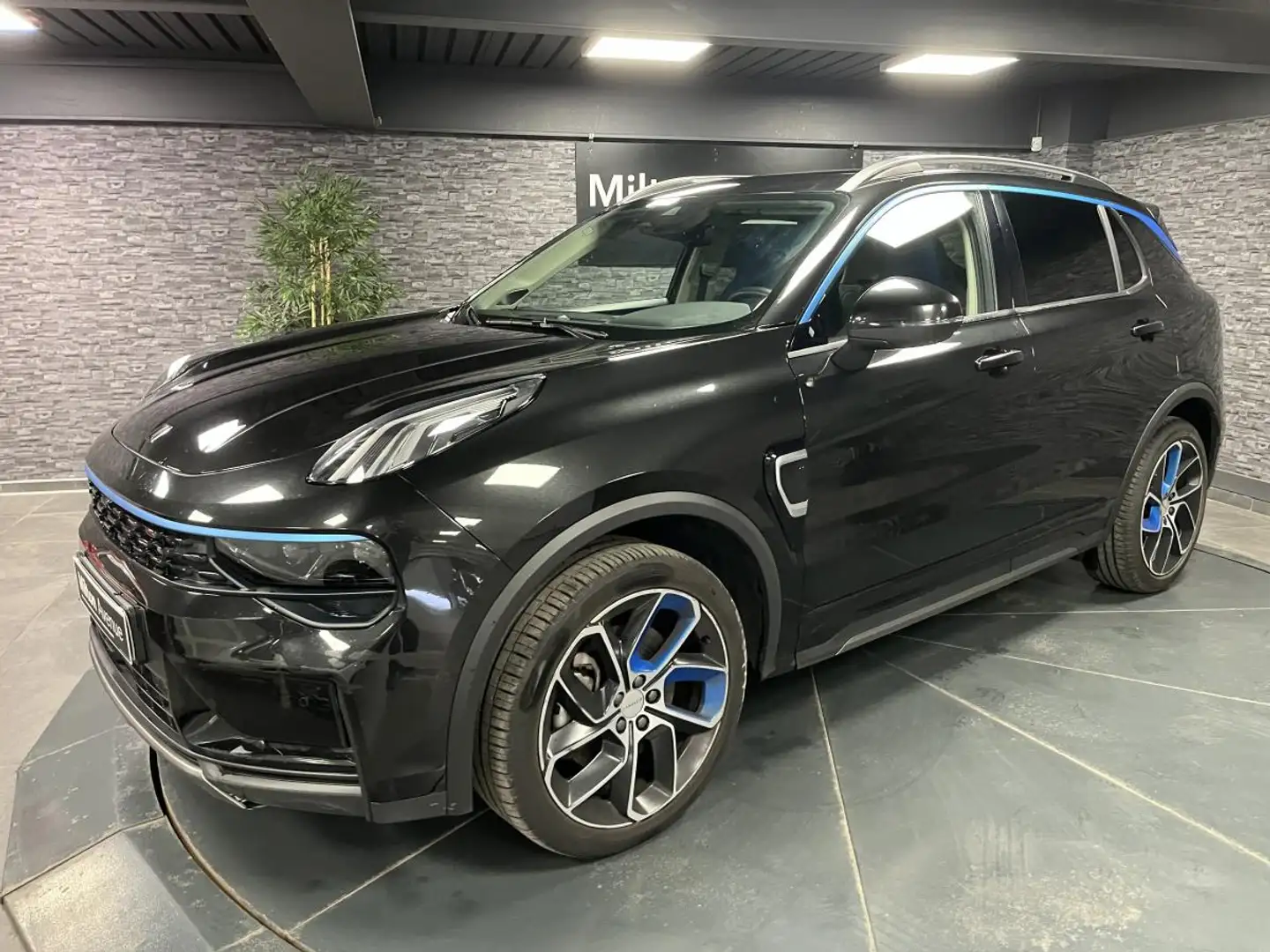 Lynk & Co 01 01 PHEV 1.5 - 261 - DCTH 7 Noir - 1