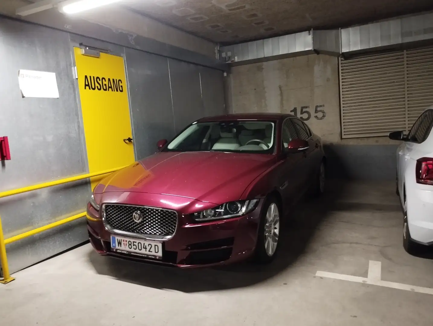 Jaguar XE XE 20d Portfolio Aut. Portfolio Red - 1