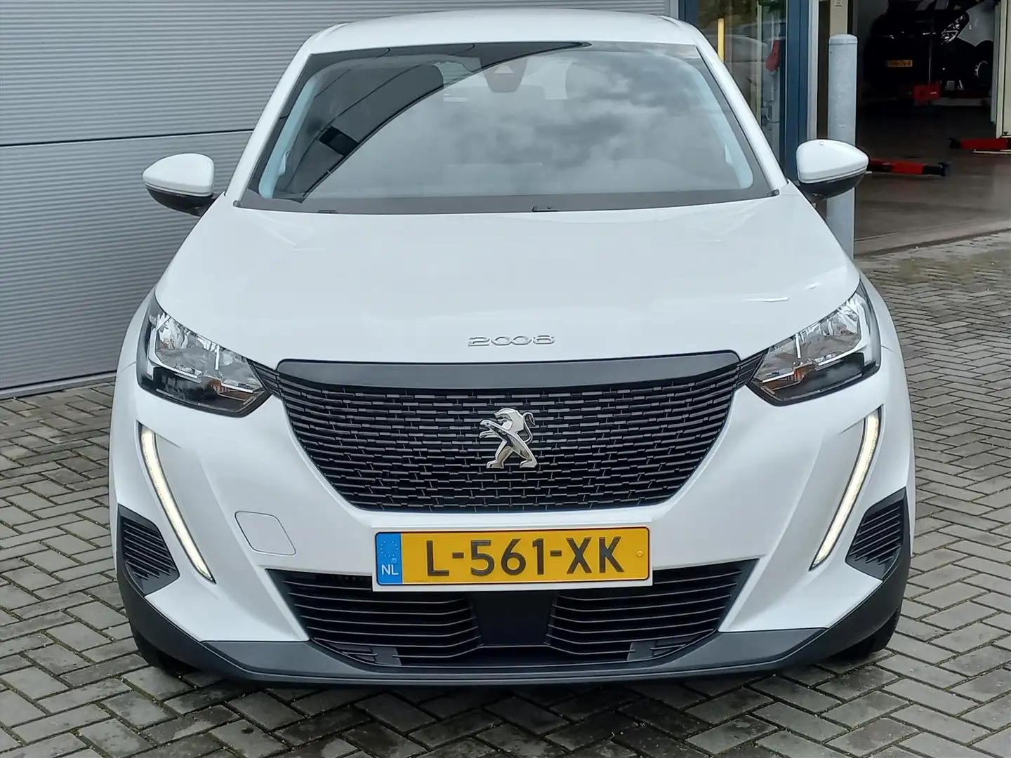 Peugeot 2008 1.2T 100pk ACTIVE | Climate control | Navigatie | Wit - 2